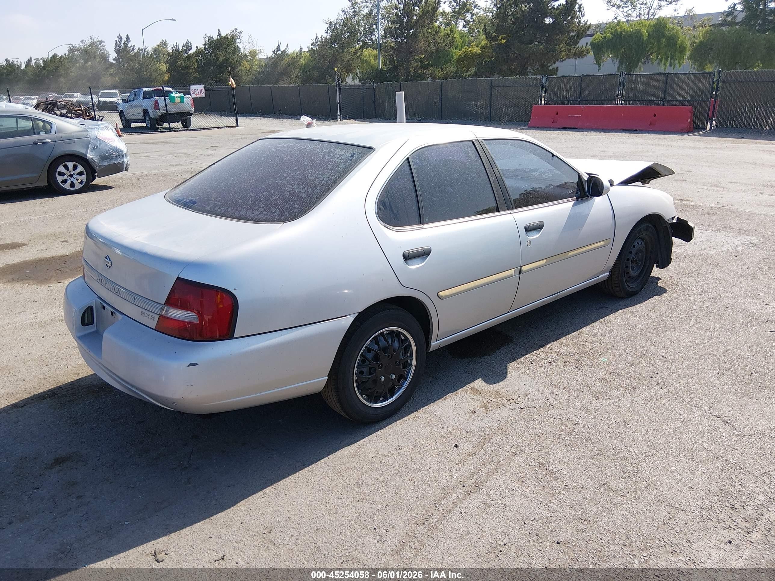 2000 Nissan Altima   Silver vin: 1N4DL01D1YC117306