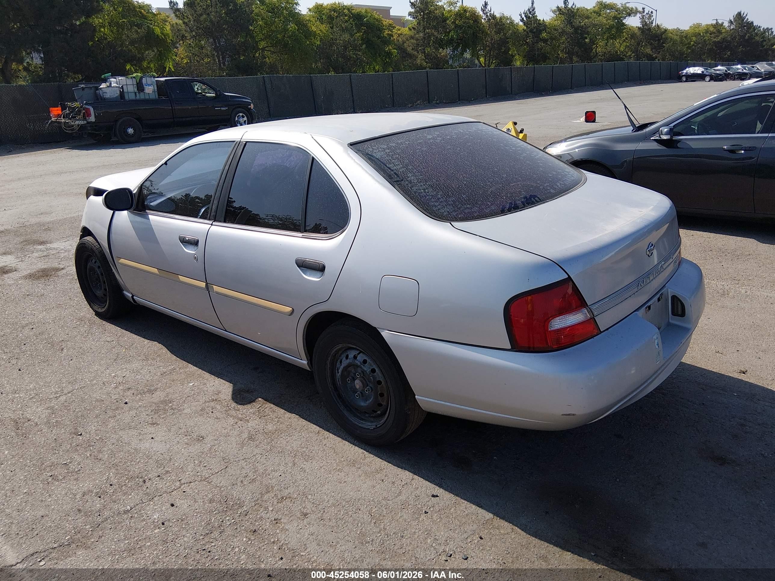 2000 Nissan Altima   Silver vin: 1N4DL01D1YC117306