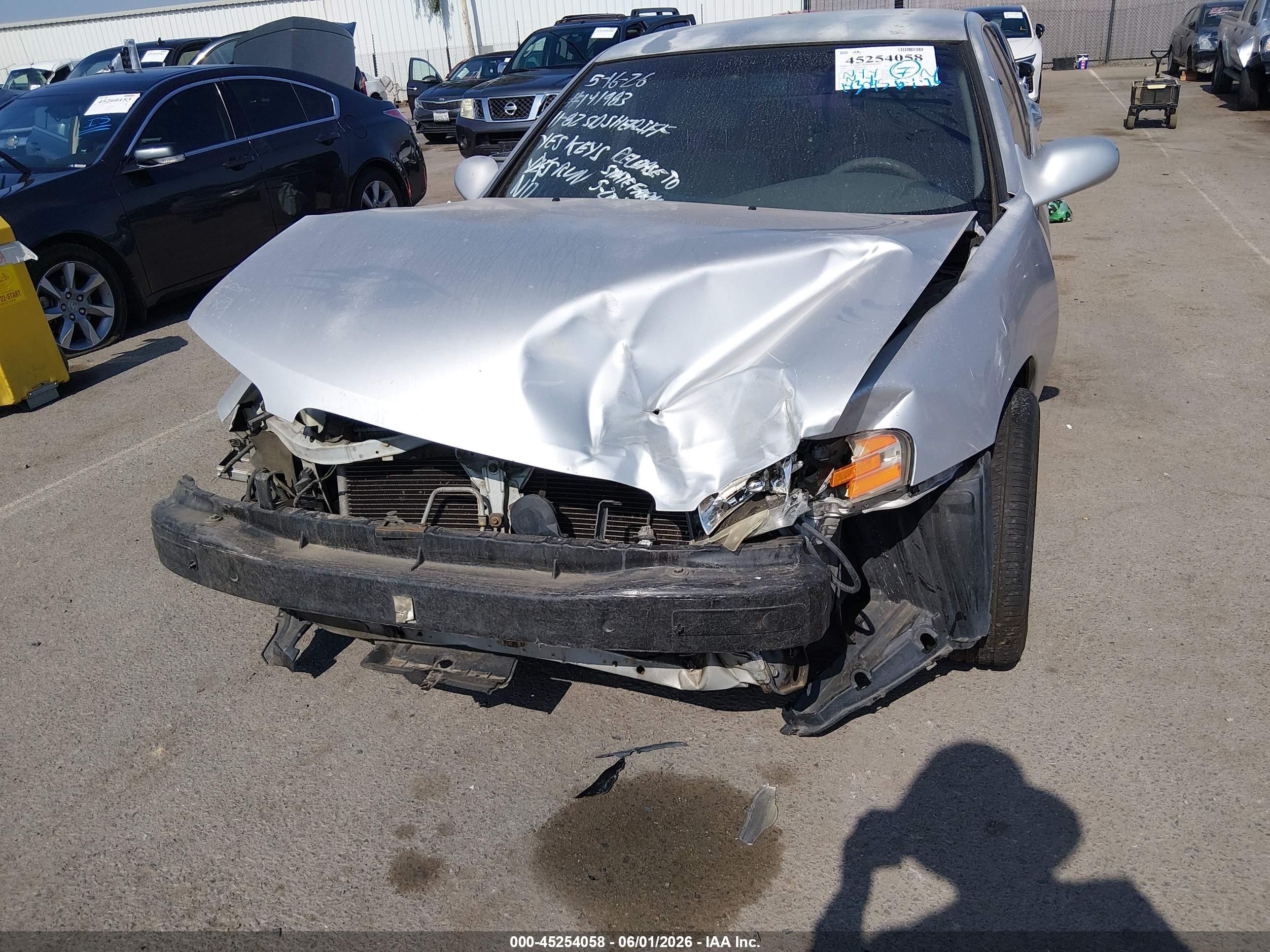 2000 Nissan Altima   Silver vin: 1N4DL01D1YC117306