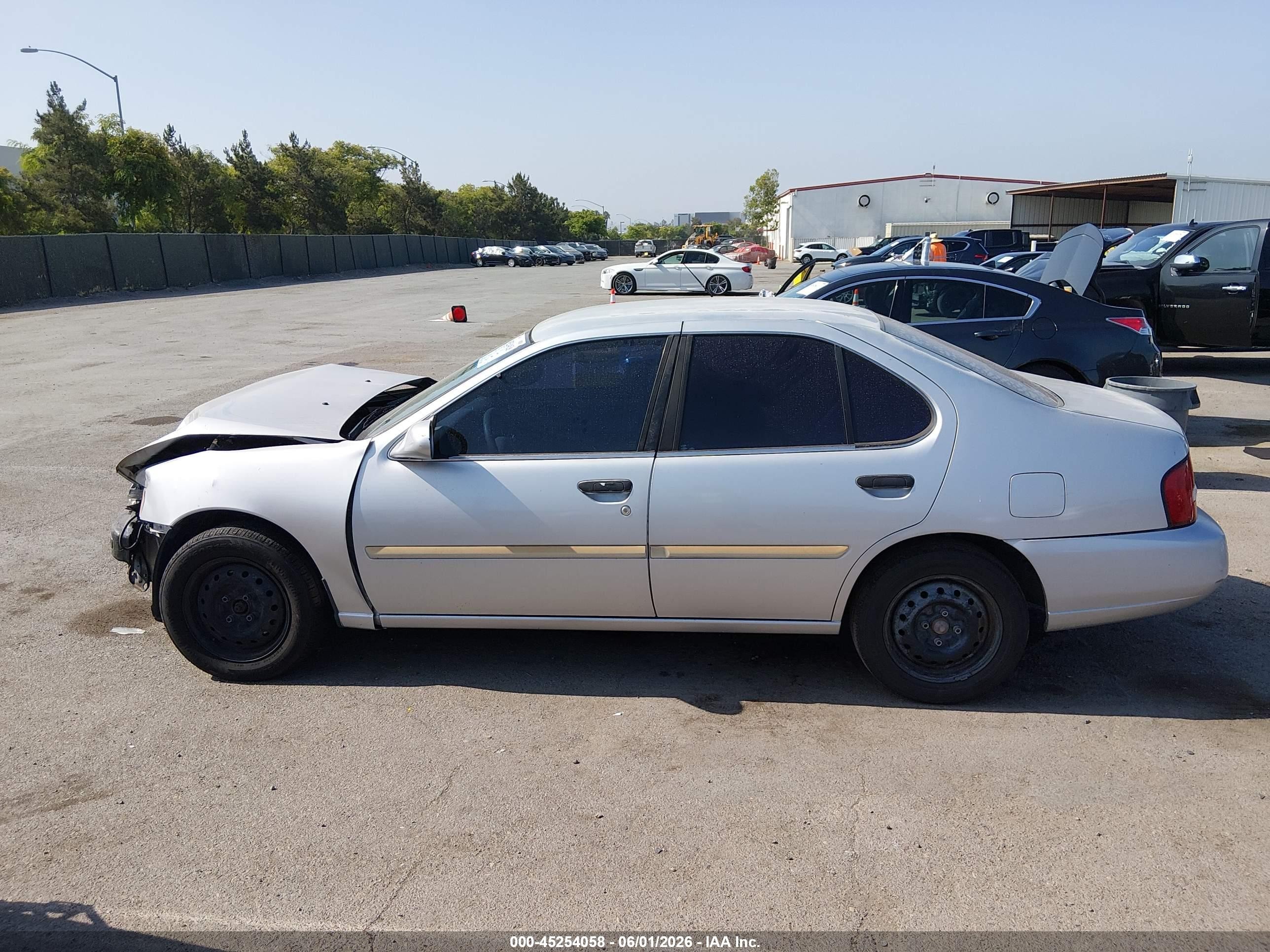 2000 Nissan Altima   Silver vin: 1N4DL01D1YC117306