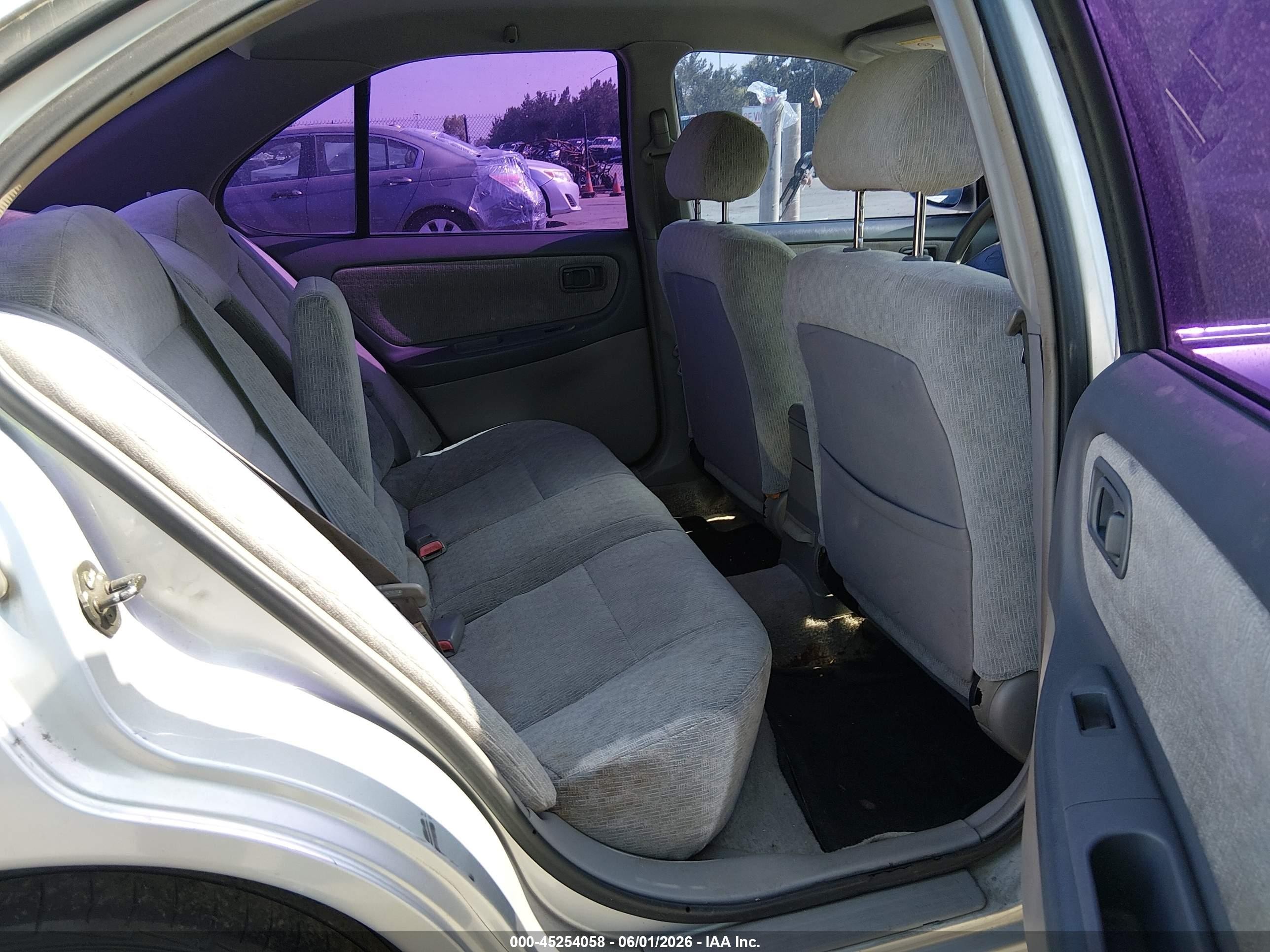 2000 Nissan Altima   Silver vin: 1N4DL01D1YC117306