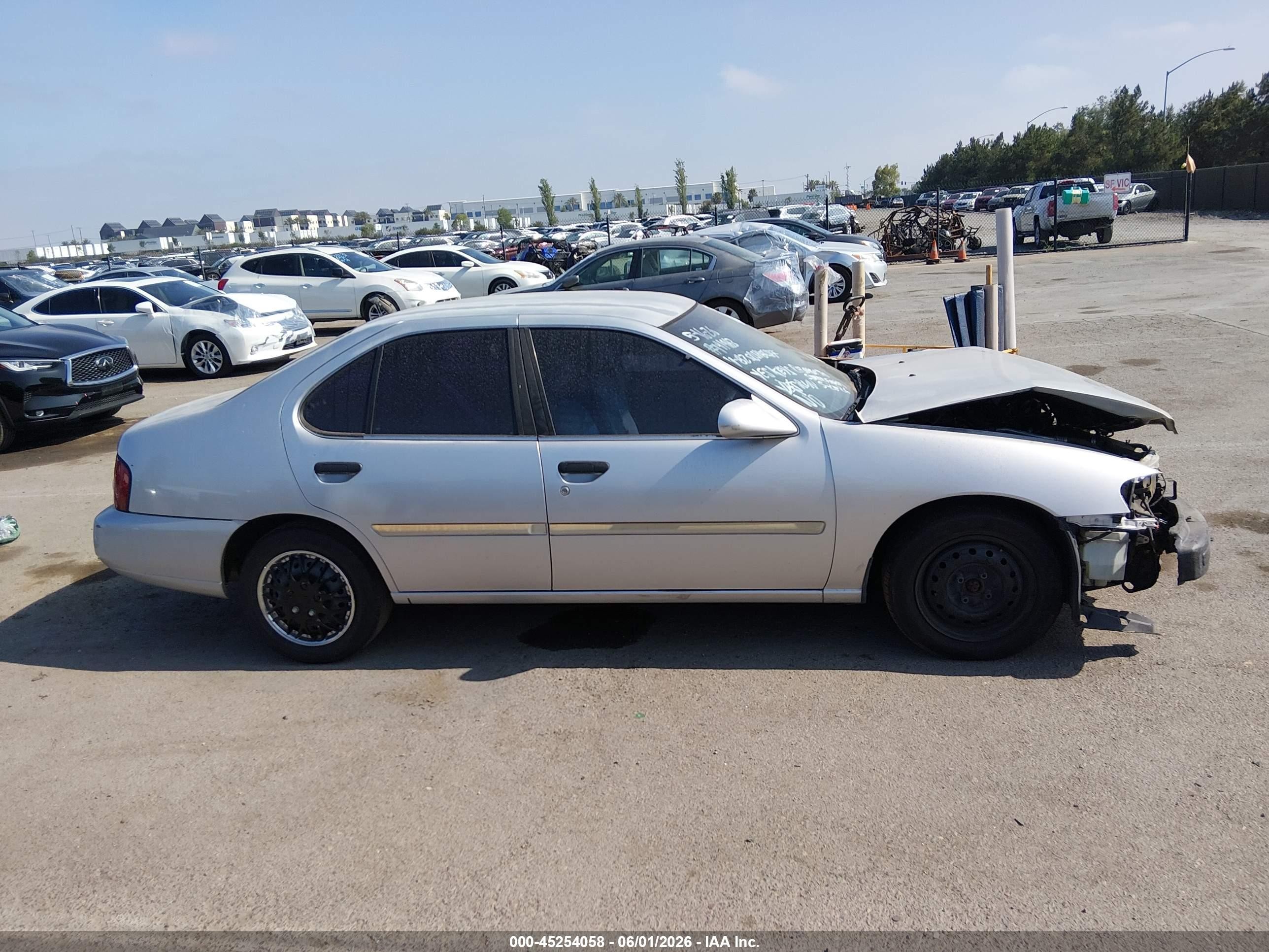 2000 Nissan Altima   Silver vin: 1N4DL01D1YC117306