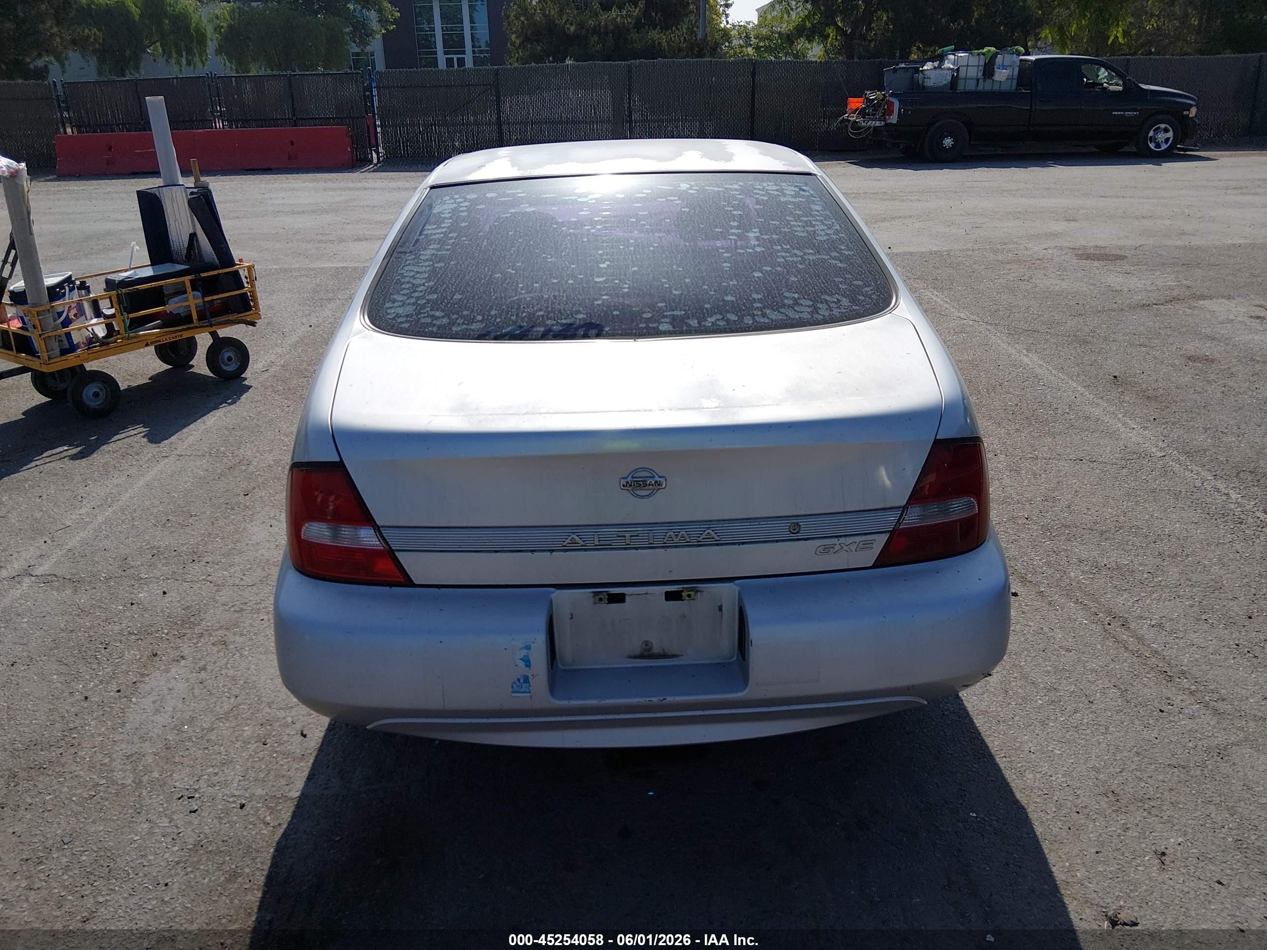 2000 Nissan Altima   Silver vin: 1N4DL01D1YC117306