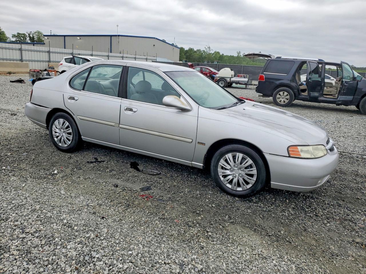 2001 Nissan Altima Xe Silver vin: 1N4DL01D31C187525