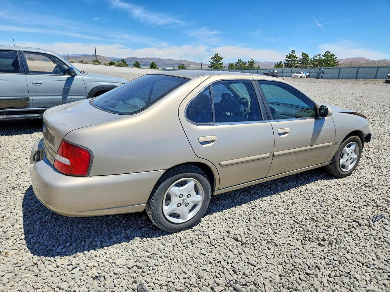 2001 Nissan Altima Xe Gold vin: 1N4DL01D81C121293