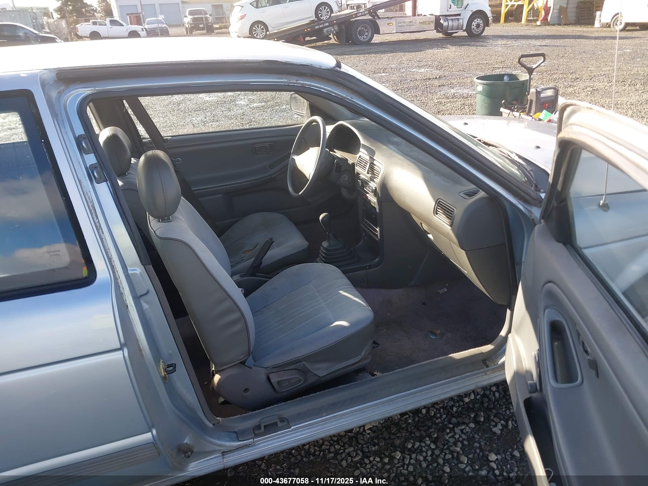1992 Nissan Sentra   Blue vin: 1N4EB32A4NC719822