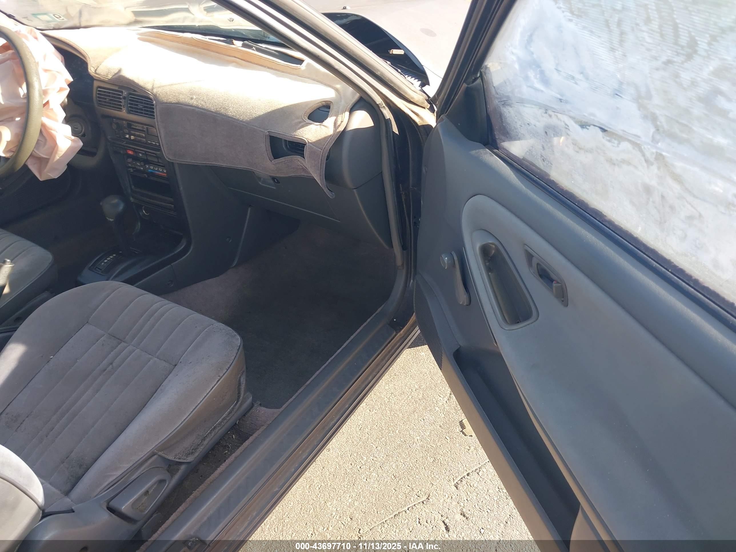 1993 Nissan Sentra E/xe/se Серый vin: 1N4EB32H5PC814471