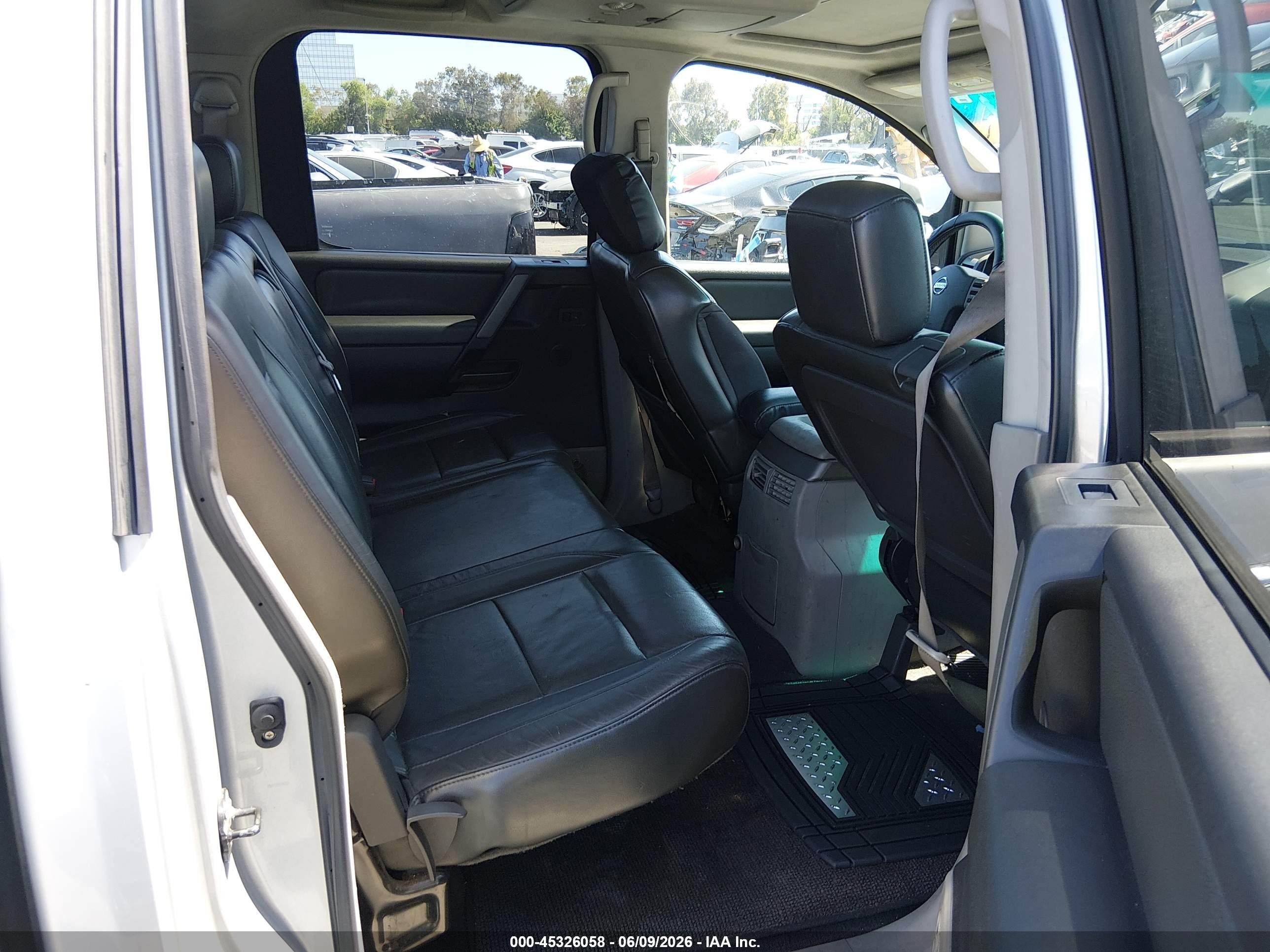 2004 Nissan Titan Le Silver vin: 1N6AA07AX4N570223