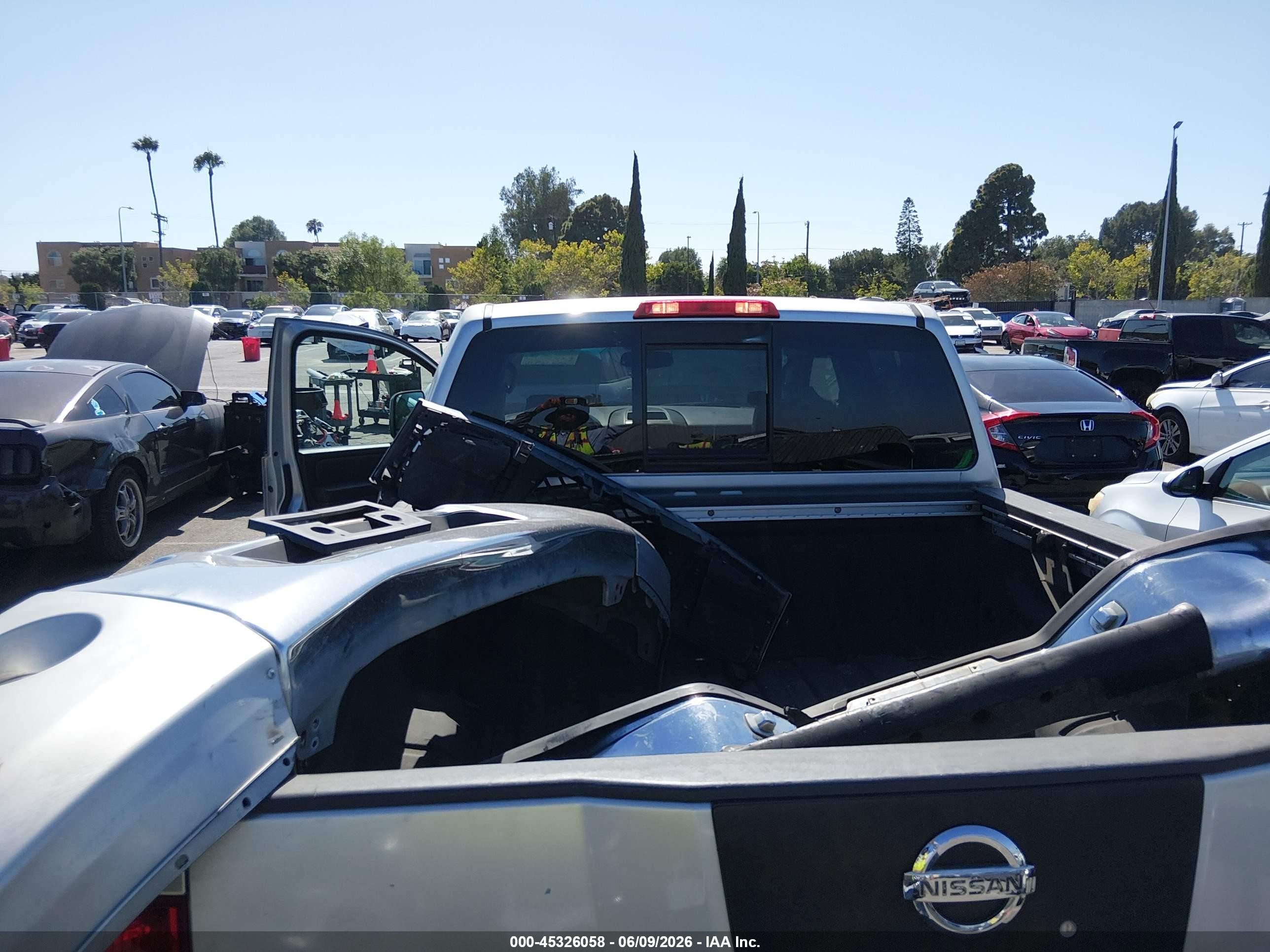 2004 Nissan Titan Le Silver vin: 1N6AA07AX4N570223