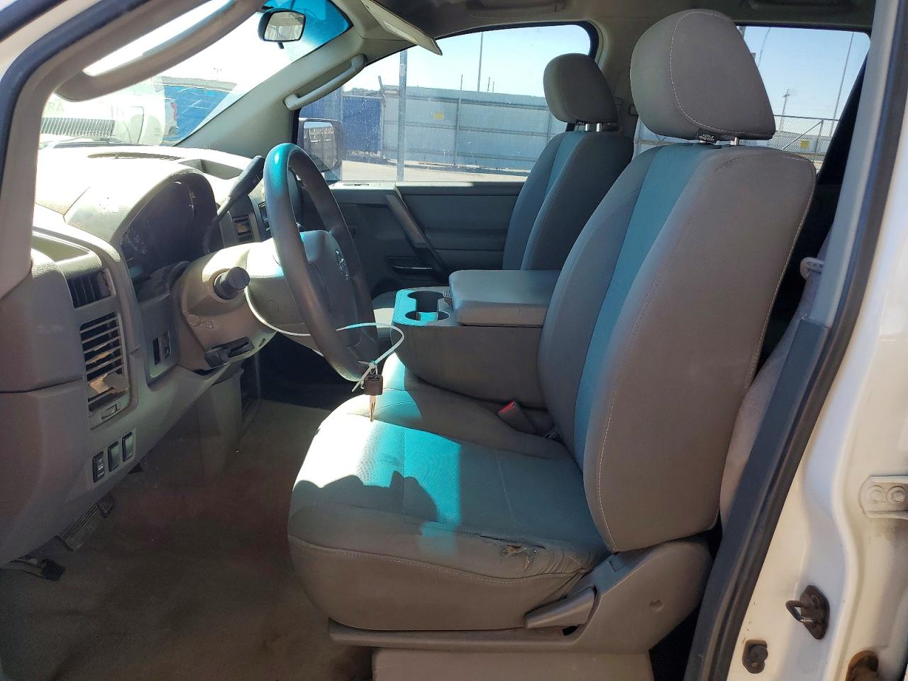 2005 Niss Titan White vin: 1N6AA07B75N516663