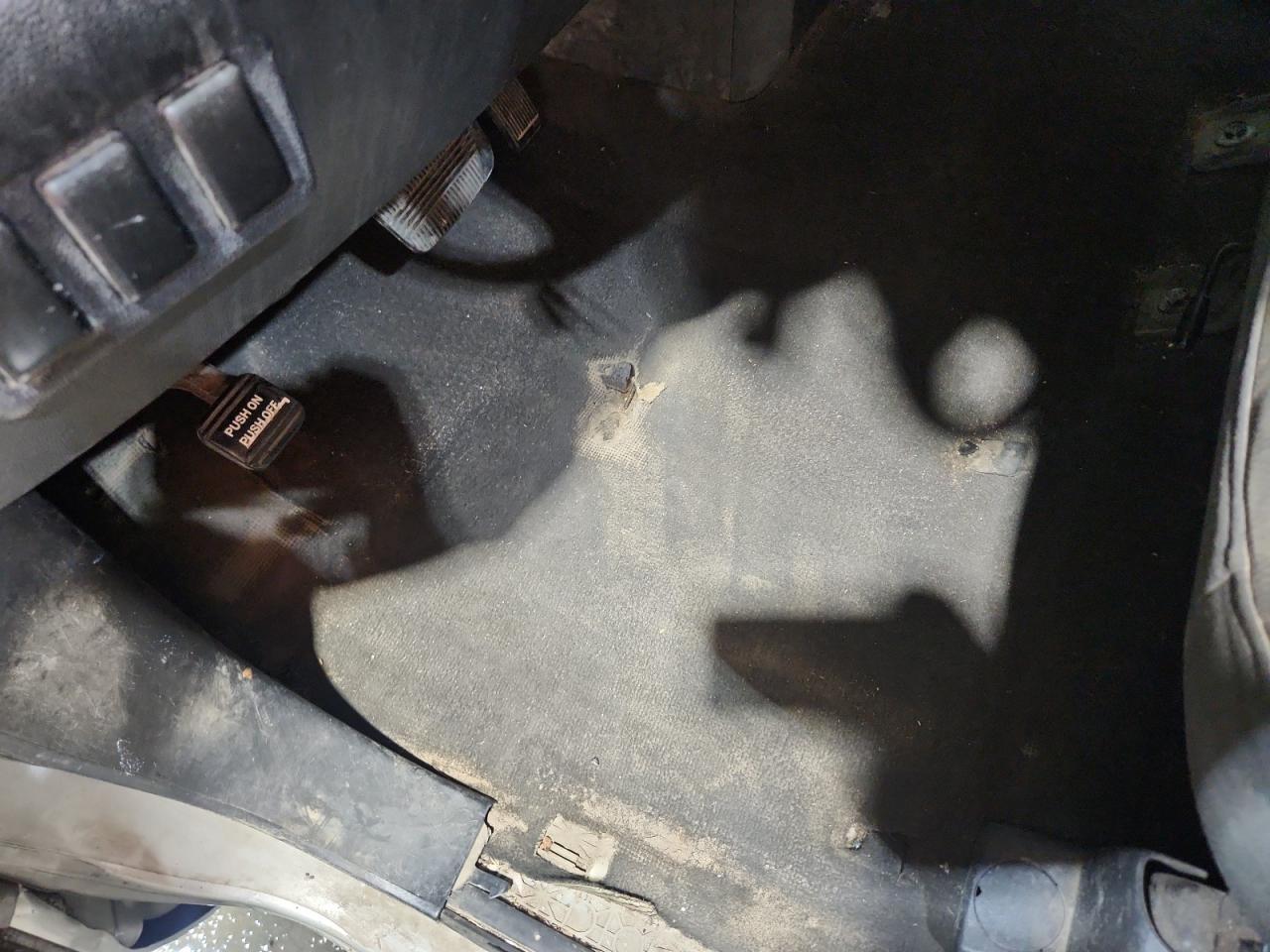 2008 Nissan Titan Xe Ffv Silver vin: 1N6BA06AX8N338345 Damage: Left Front Carpet, Torn, 4 To 5 Inches