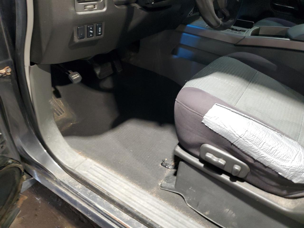 2006 Nissan Titan Xe/se/le Серый vin: 1N6BA06B56N560586 Damage: Left Front Seat, Torn, 1 To 2 Inches