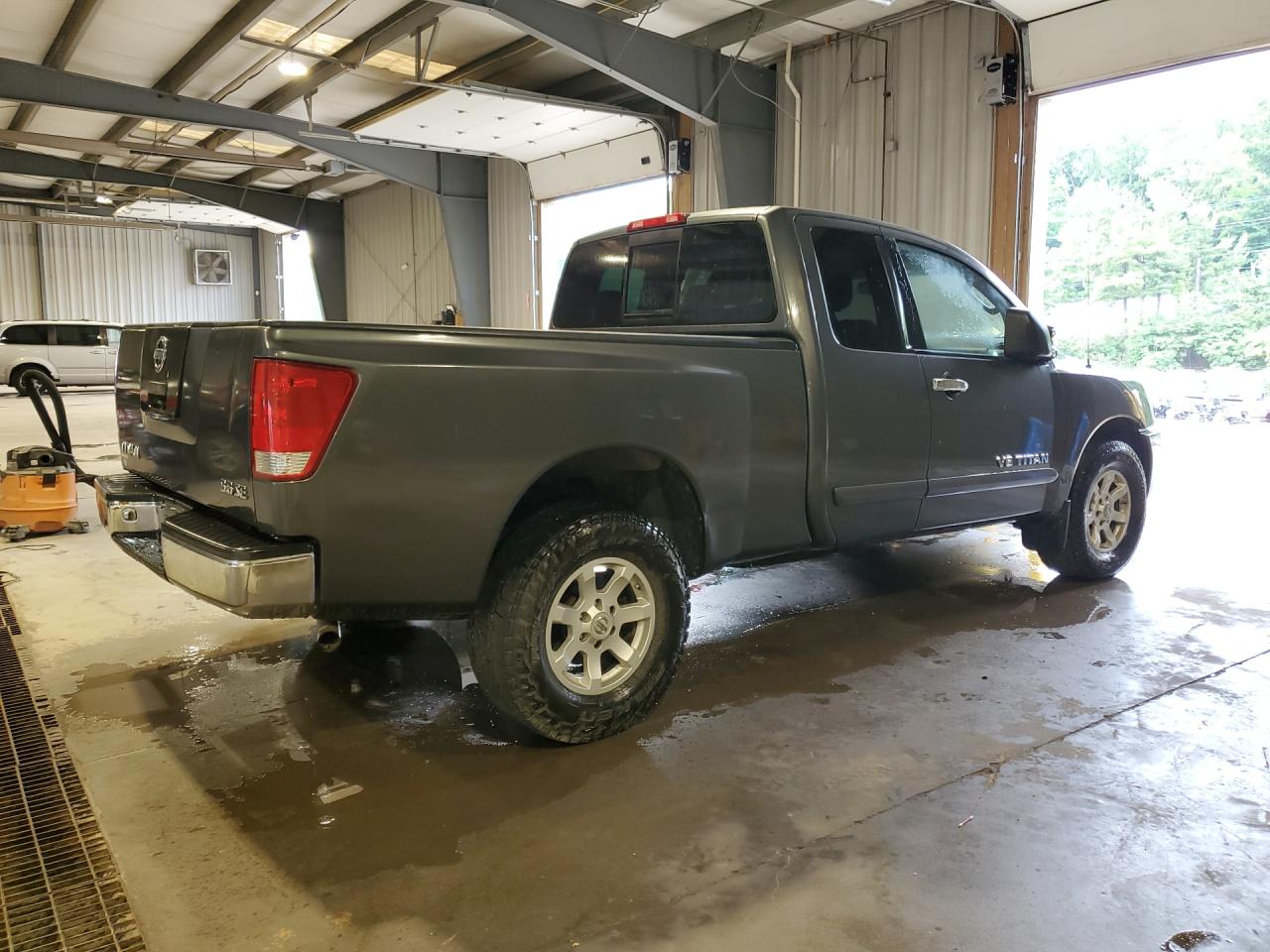 2006 Nissan Titan Xe/se/le Серый vin: 1N6BA06B56N560586 Damage: Right Rear Tire, Worn, Replacement Required