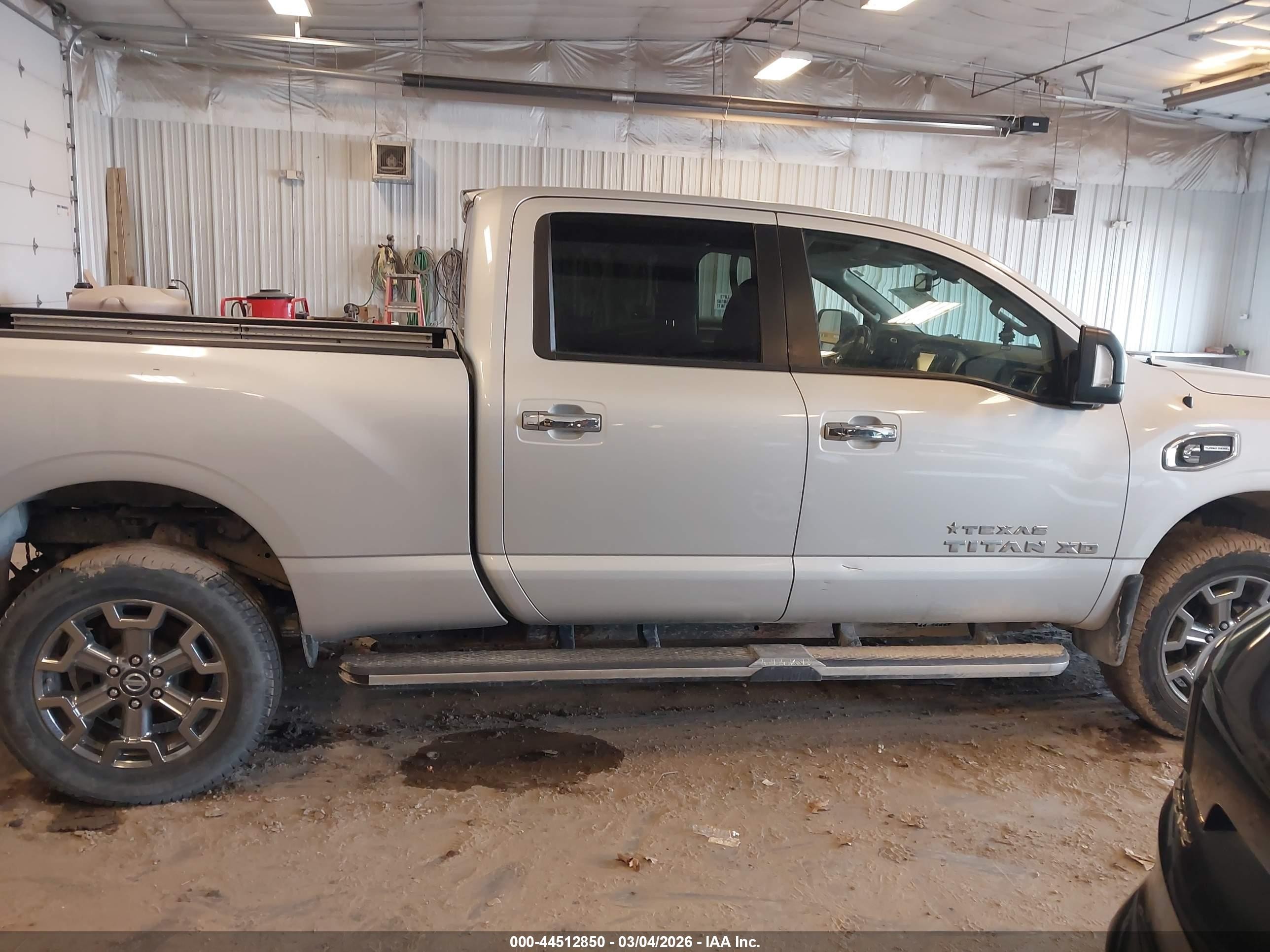 2017 Nissan Titan Xd Sv Diesel Silver vin: 1N6BA1F41HN565830