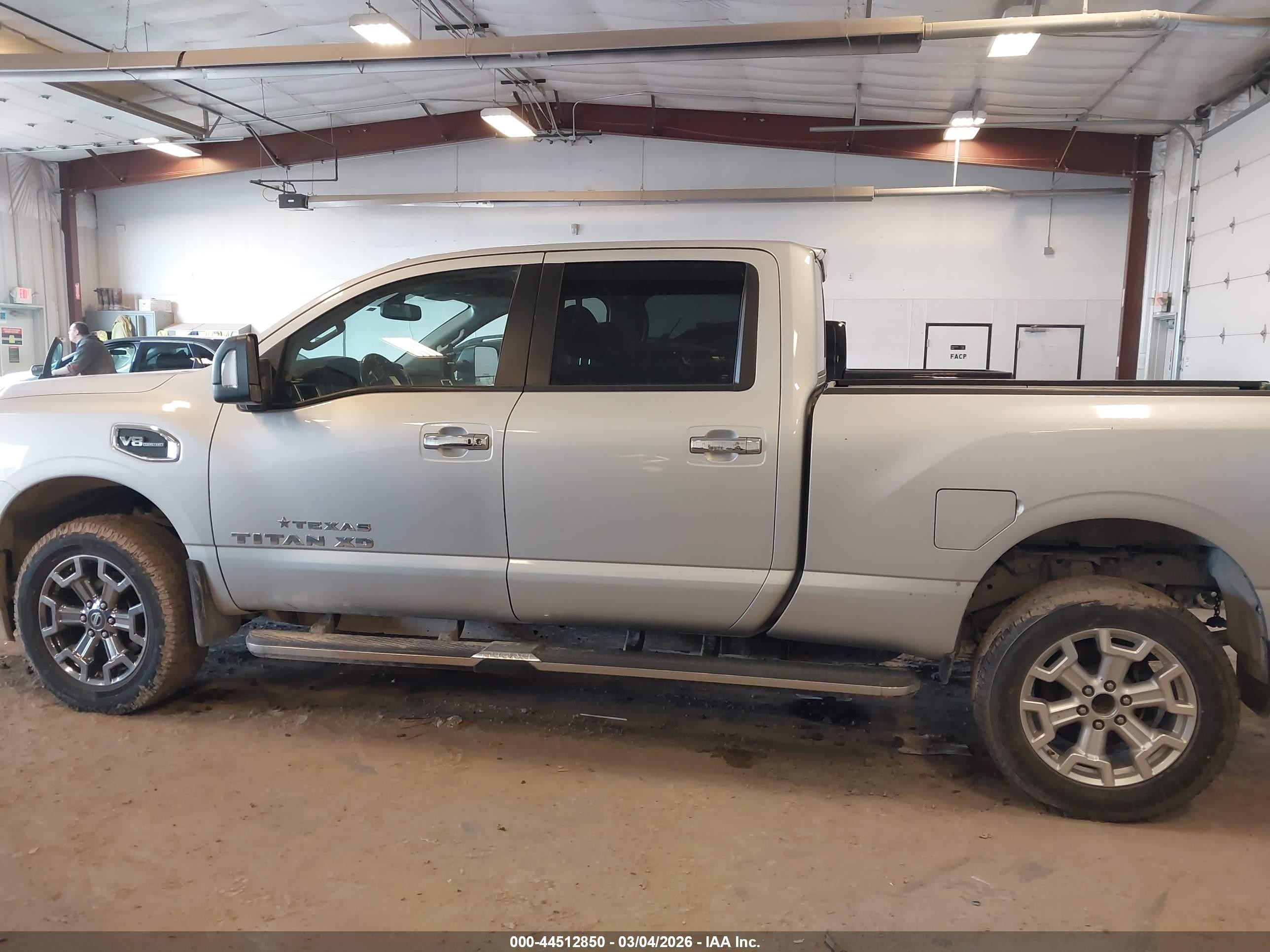 2017 Nissan Titan Xd Sv Diesel Silver vin: 1N6BA1F41HN565830