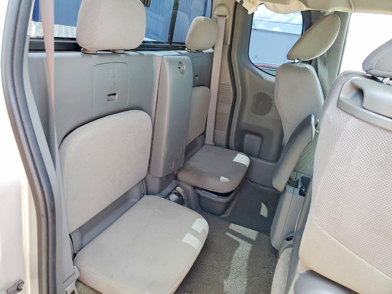 2010 Nissan Frontier Xe Silver vin: 1N6BD0CT8AC443772