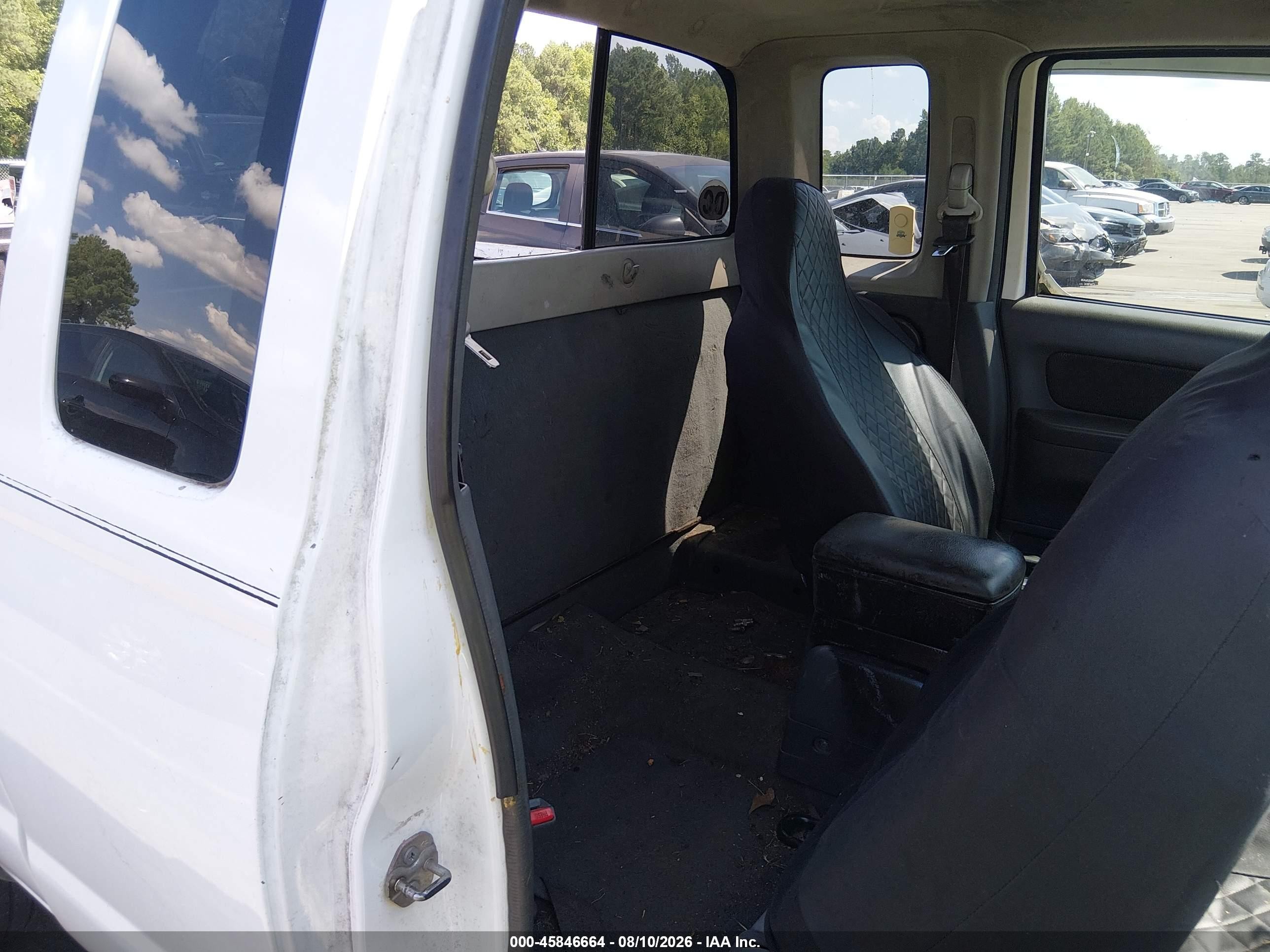 2002 Nissan Frontier Xe White vin: 1N6DD26S02C358630