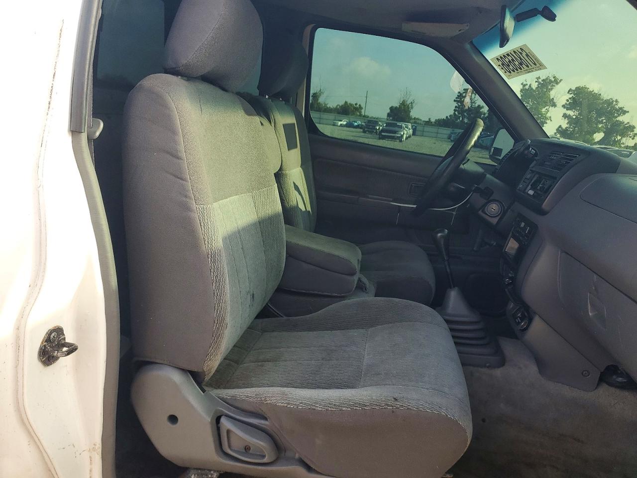 2000 Nissan Frontier Xe White vin: 1N6DD26S0YC301465