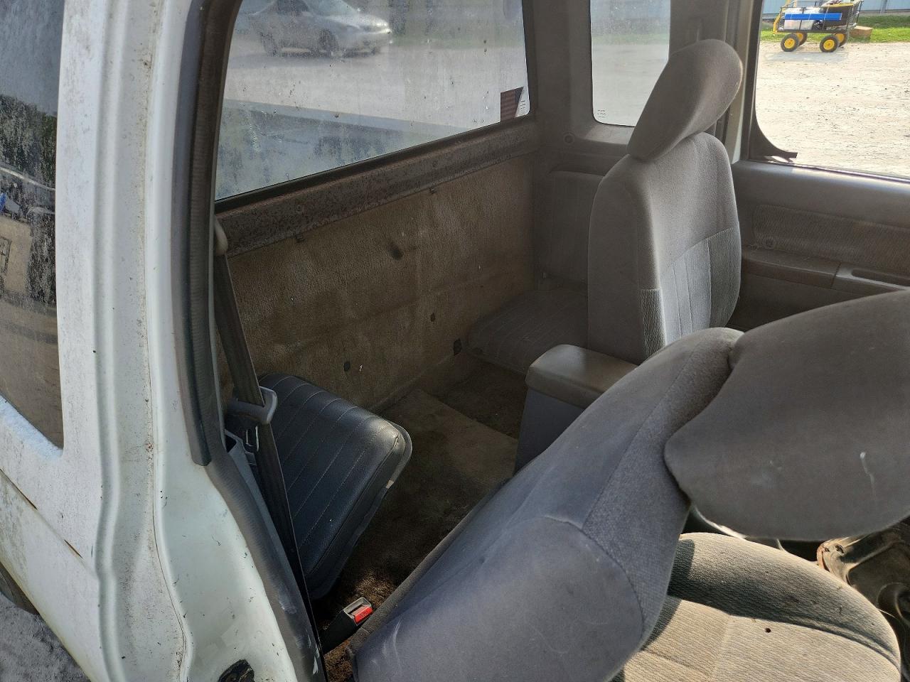 1998 Nissan Frontier Xe White vin: 1N6DD26S1WC381386