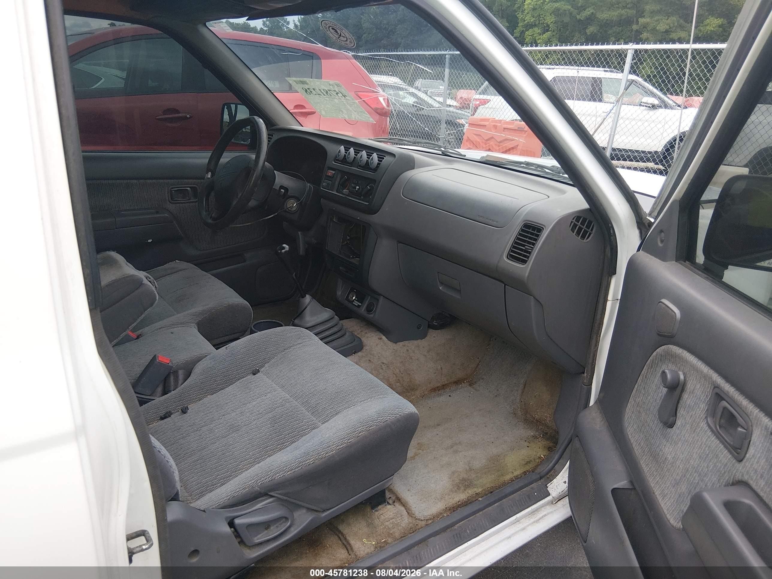 1999 Nissan Frontier Se/xe White vin: 1N6DD26S1XC334196