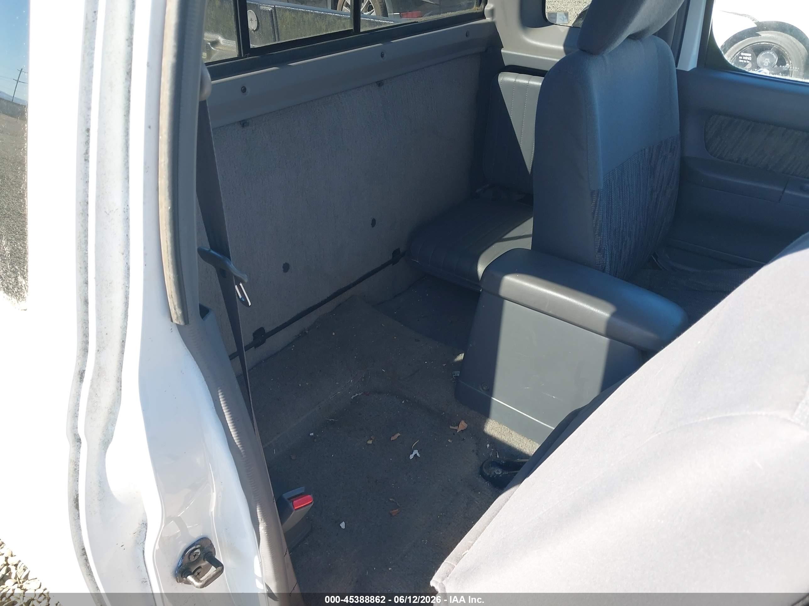 1998 Nissan Frontier Se/xe White vin: 1N6DD26S4WC387697