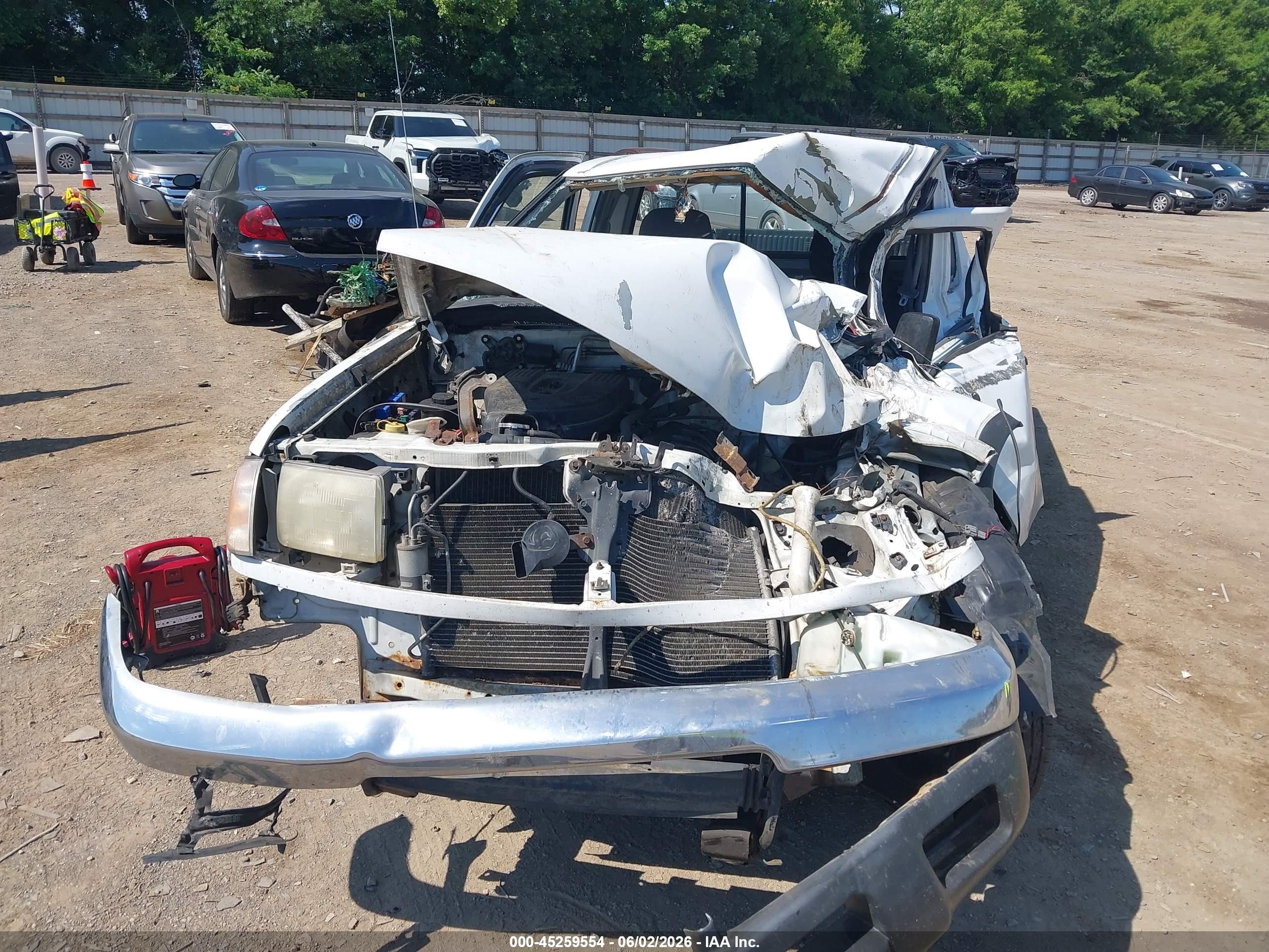 1998 Nissan Frontier Se/xe White vin: 1N6DD26S7WC387712