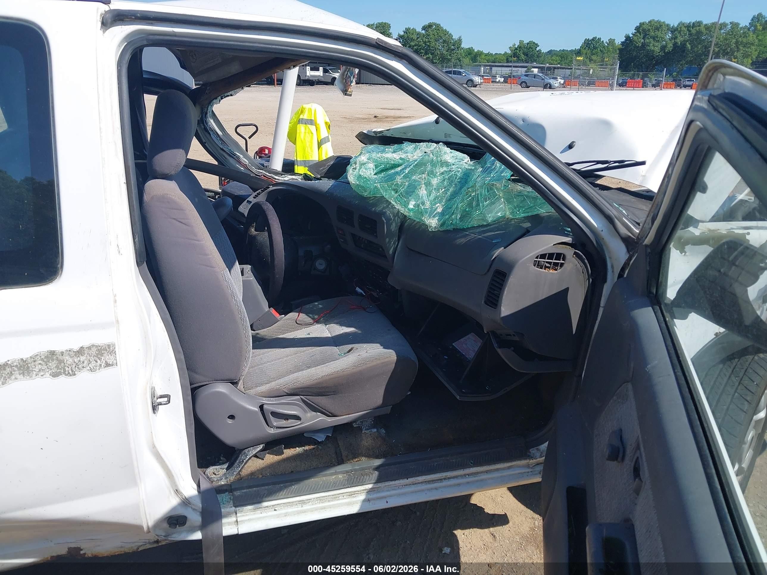 1998 Nissan Frontier Se/xe White vin: 1N6DD26S7WC387712