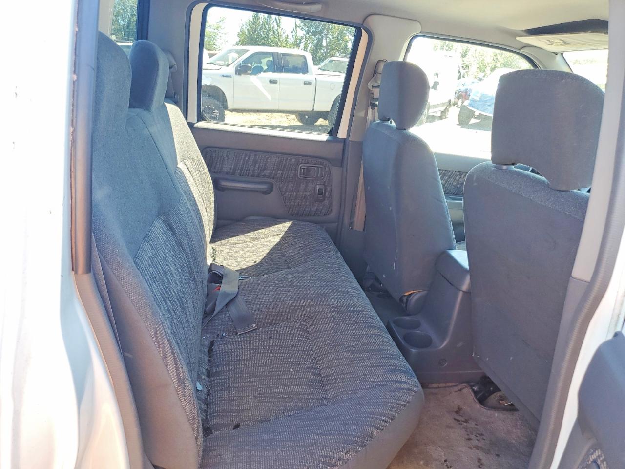 2000 Nissan Frontier Crew Cab Xe/crew Cab Se White vin: 1N6ED27T0YC316320