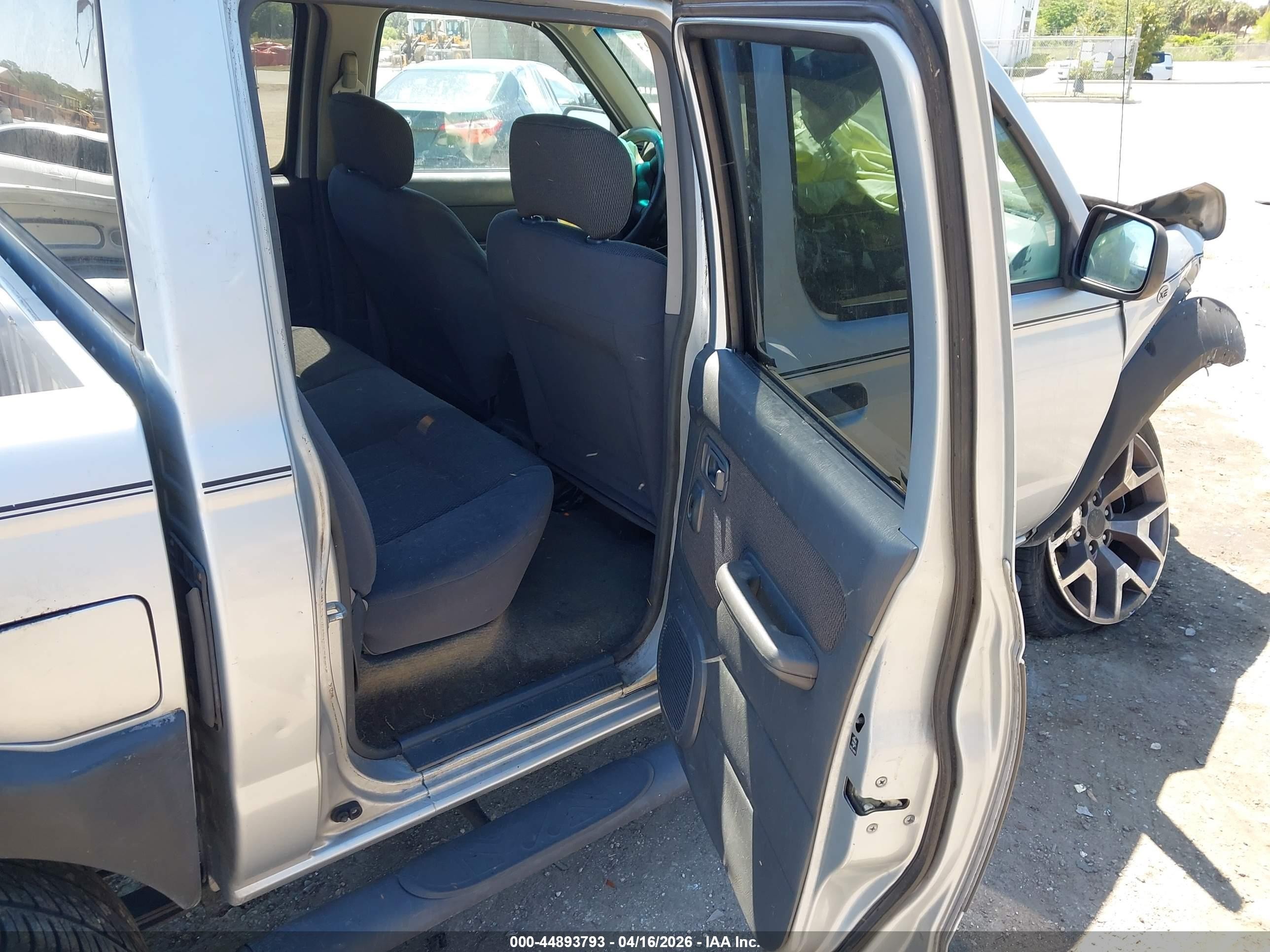 2001 Nissan Frontier Xe-v6 Серебряный vin: 1N6ED27T91C388641