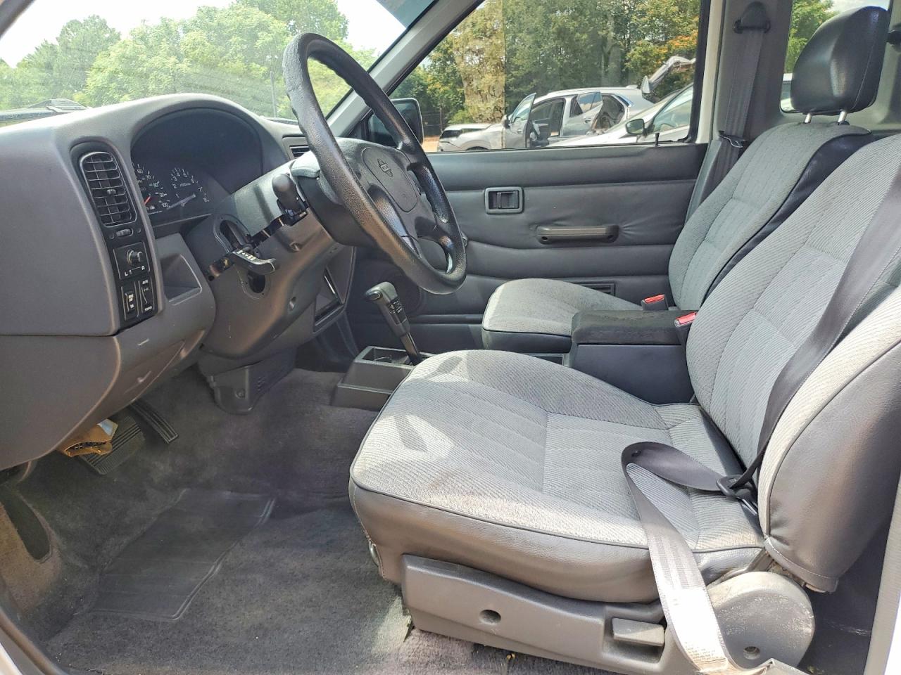 1995 Nissan Truck Xe V6 Белый vin: 1N6HD16S1SC396900