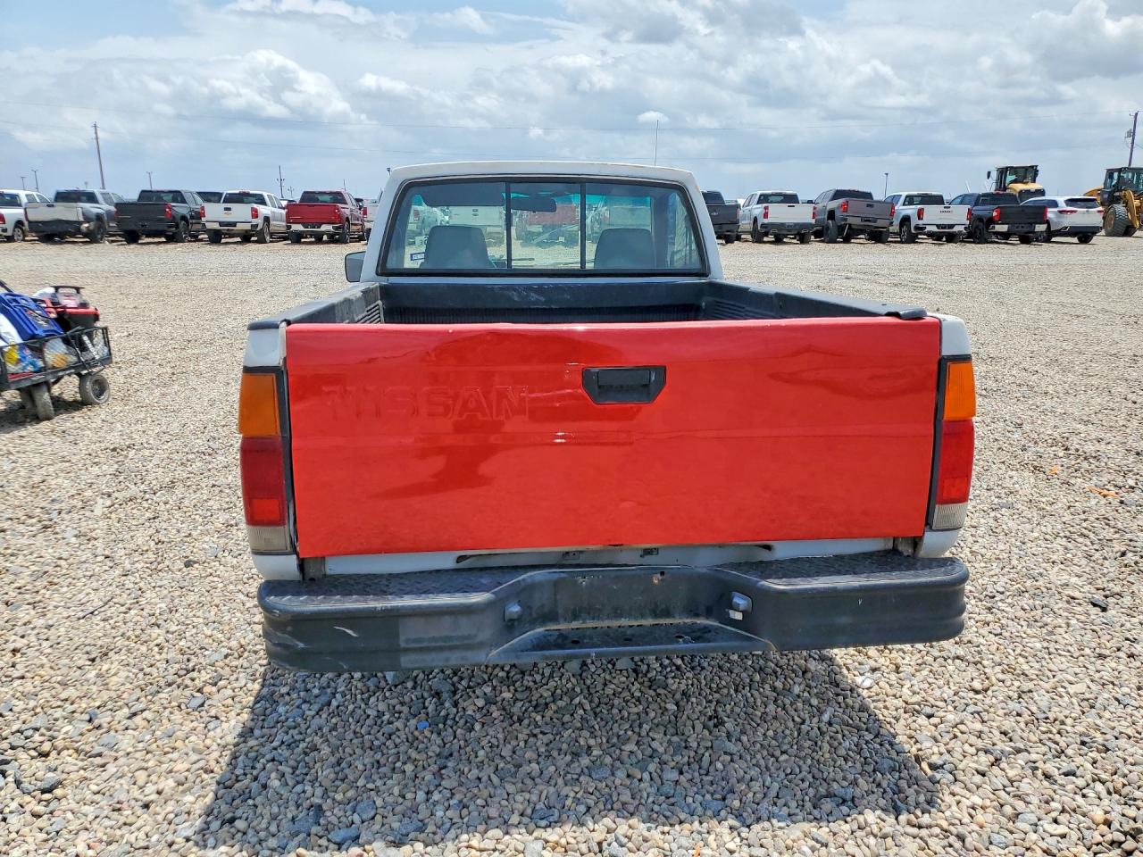 1988 Nissan D21 Short Bed White vin: 1N6ND11S8JC328103