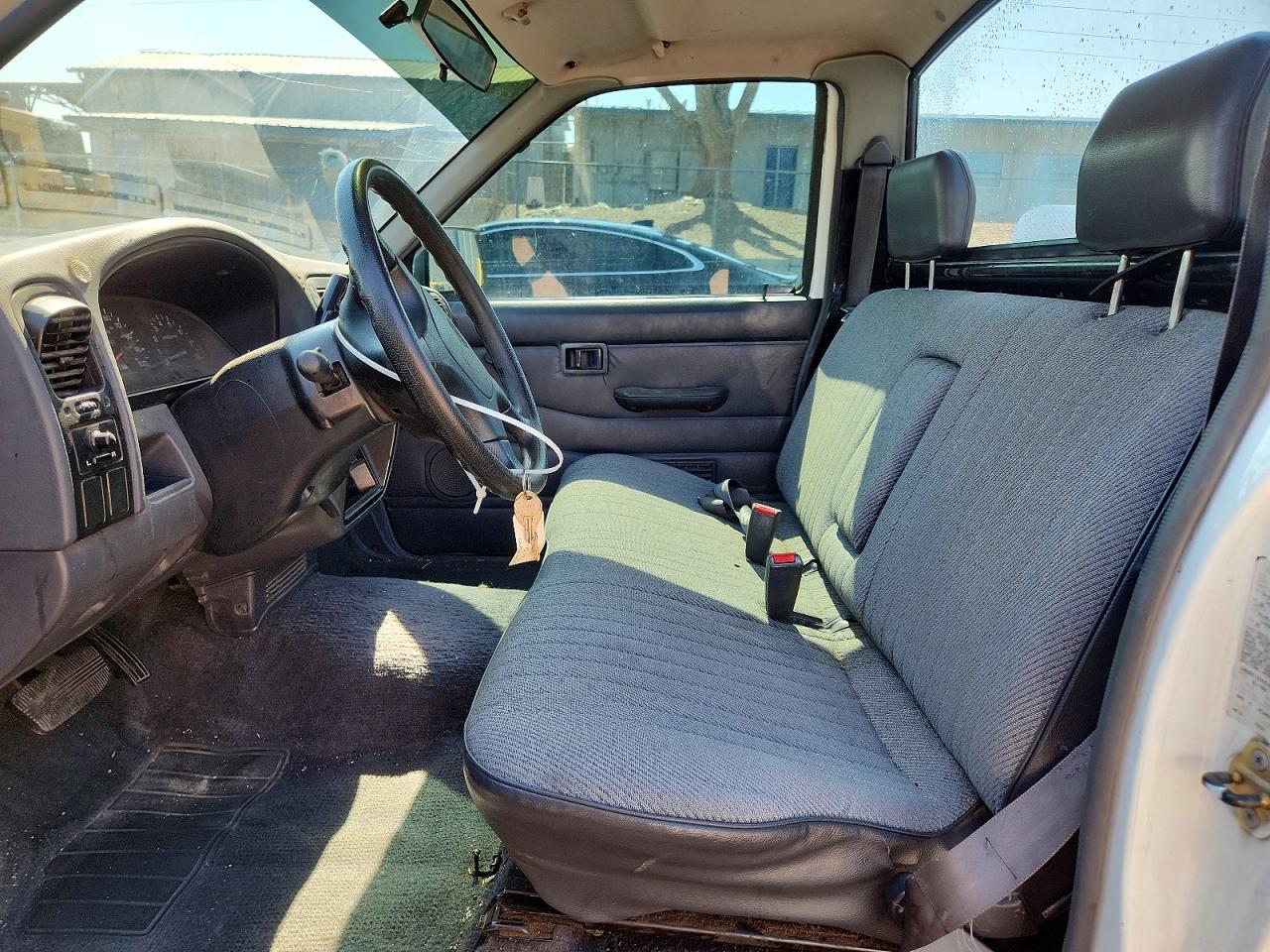 1995 Nissan Truck E/xe White vin: 1N6SD11S1SC467414