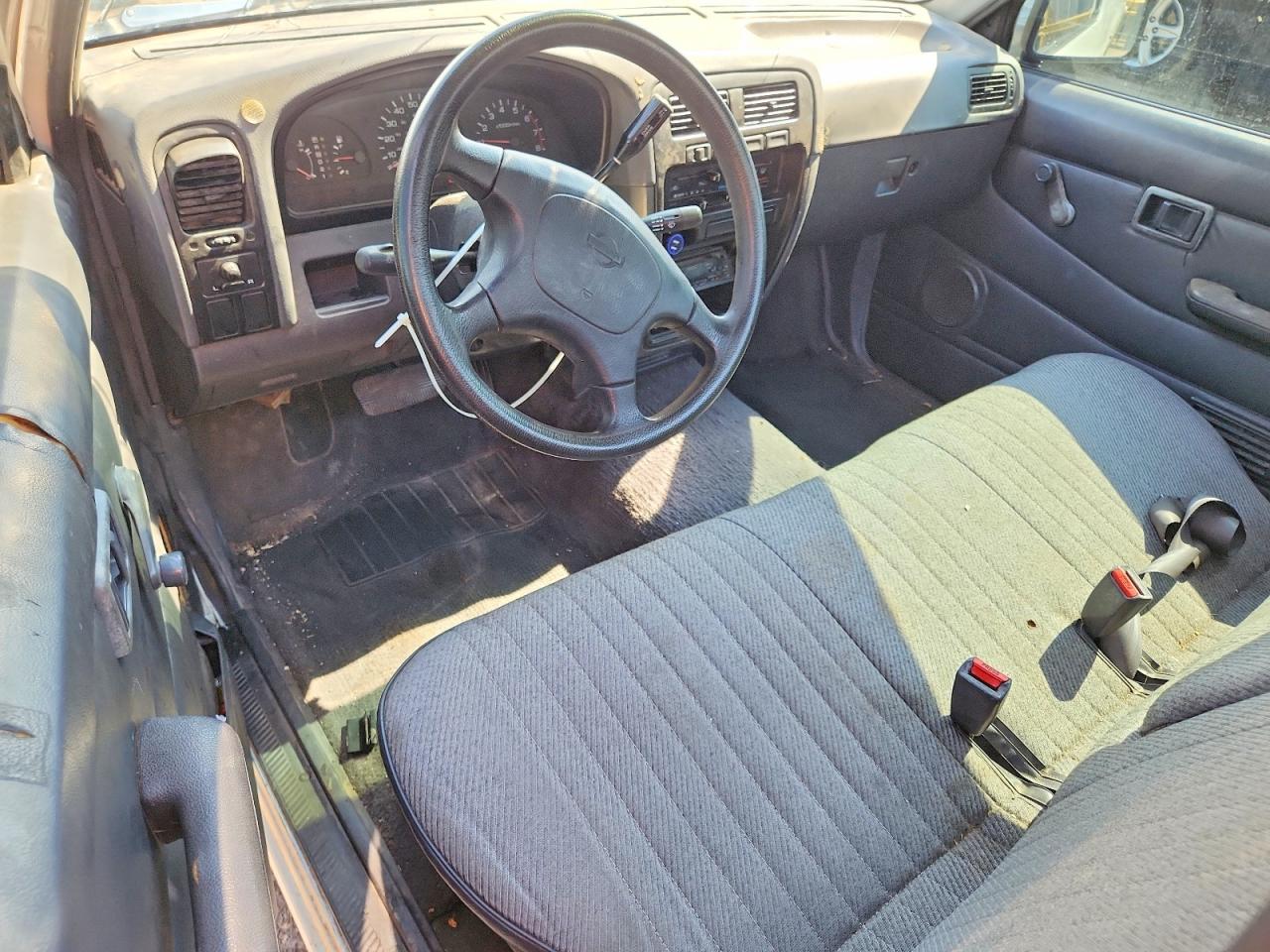 1995 Nissan Truck E/xe White vin: 1N6SD11S1SC467414