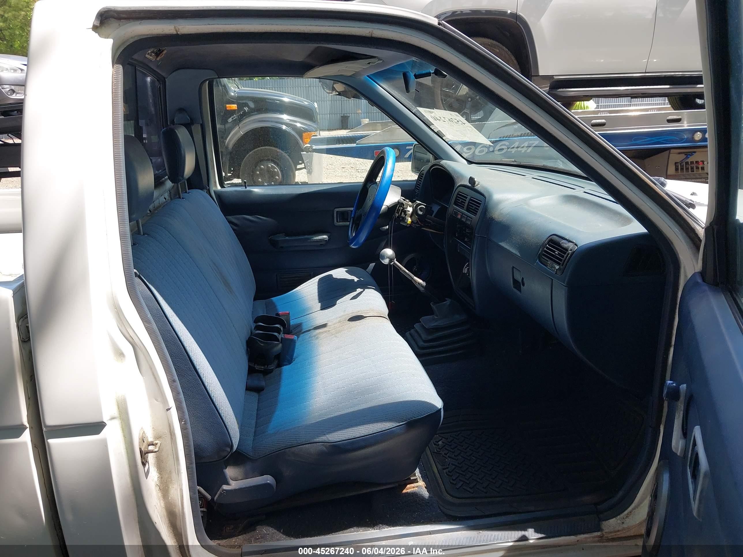 1995 Nissan Truck E/xe White vin: 1N6SD11S3SC377231