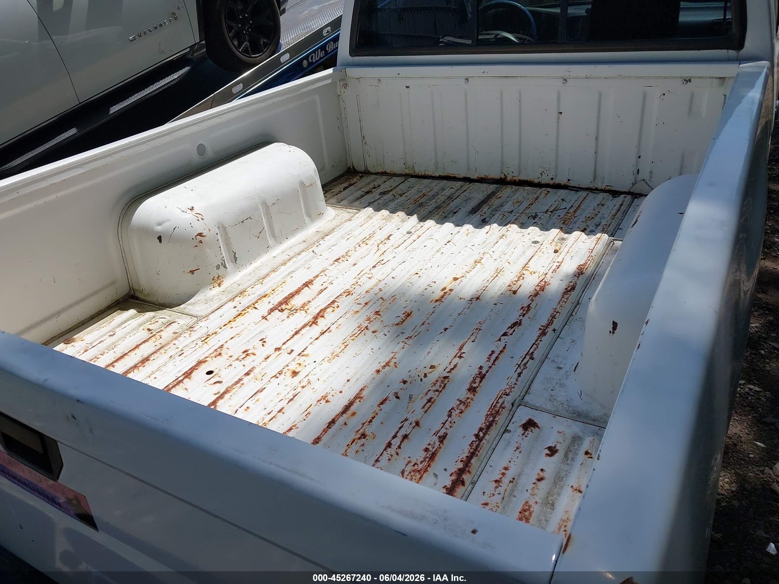 1995 Nissan Truck E/xe White vin: 1N6SD11S3SC377231