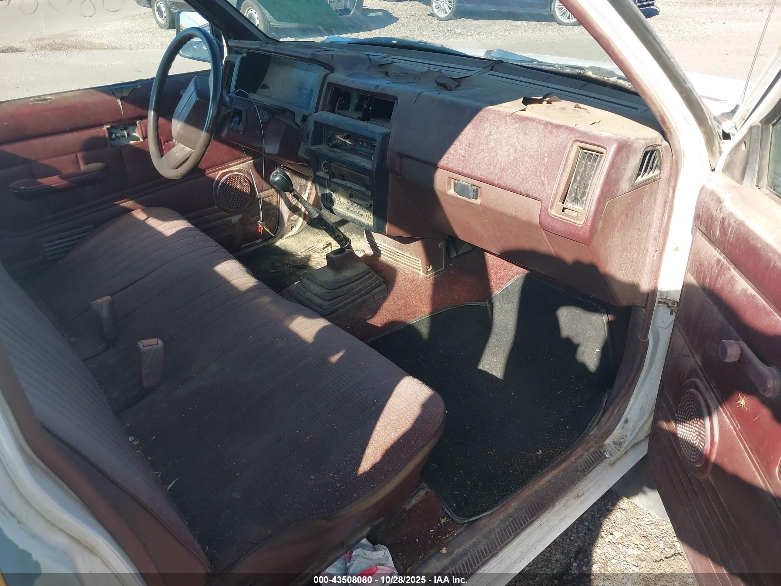 1990 Nissan D21 Short Bed White vin: 1N6SD11S4LC350539