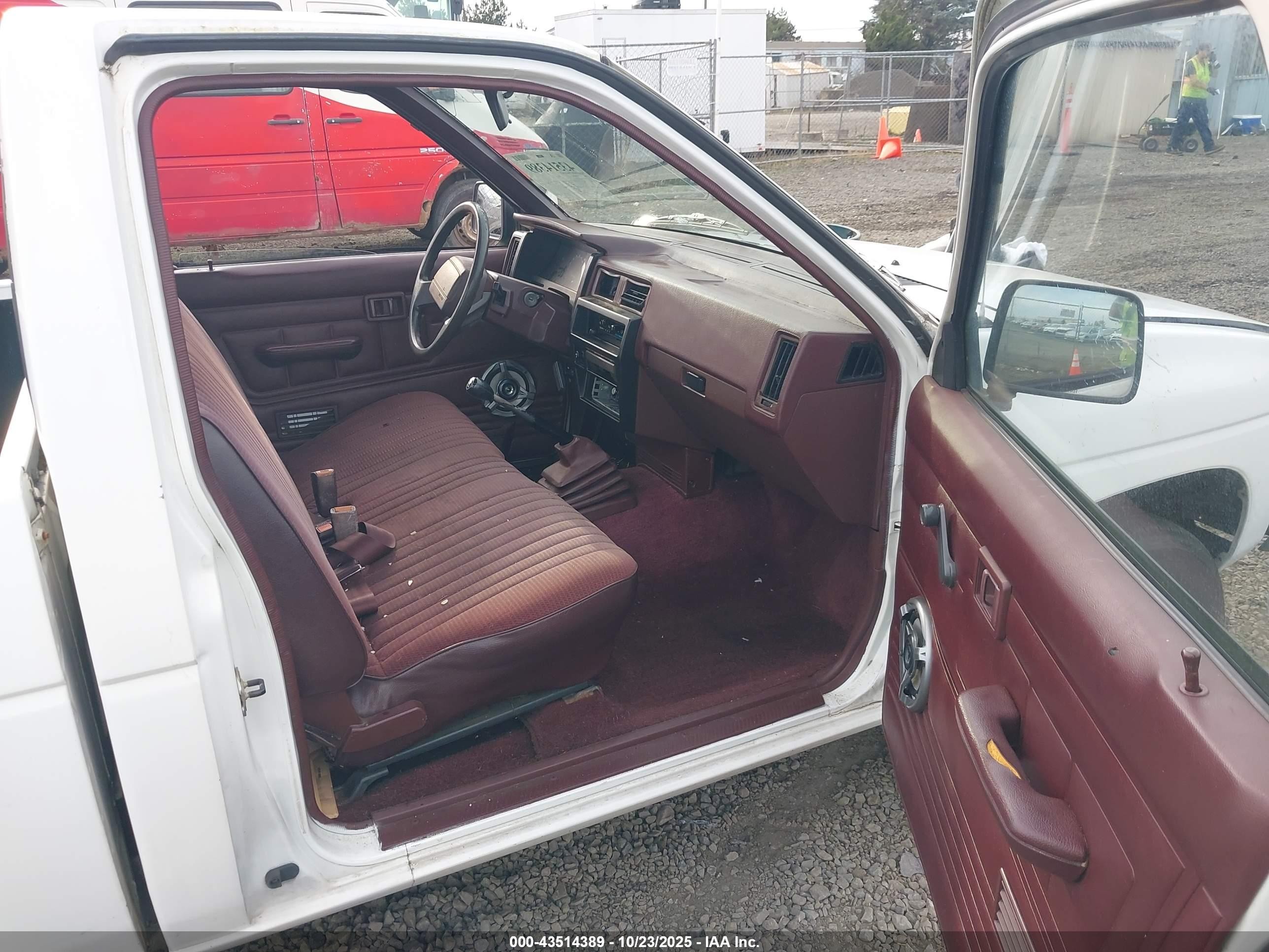1990 Nissan D21 Short Bed White vin: 1N6SD11S8LC422312