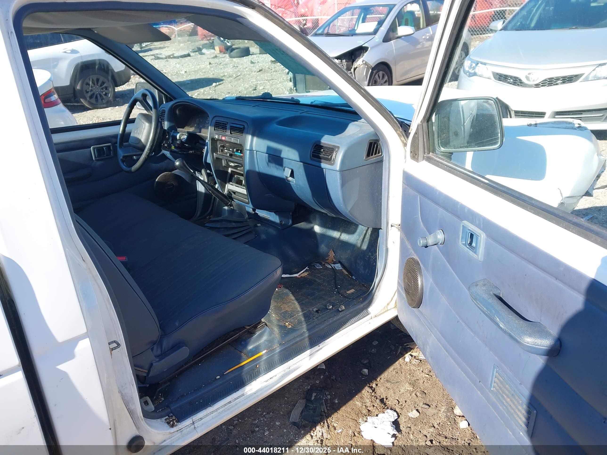 1995 Nissan Truck E/xe White vin: 1N6SD11SXSC311047