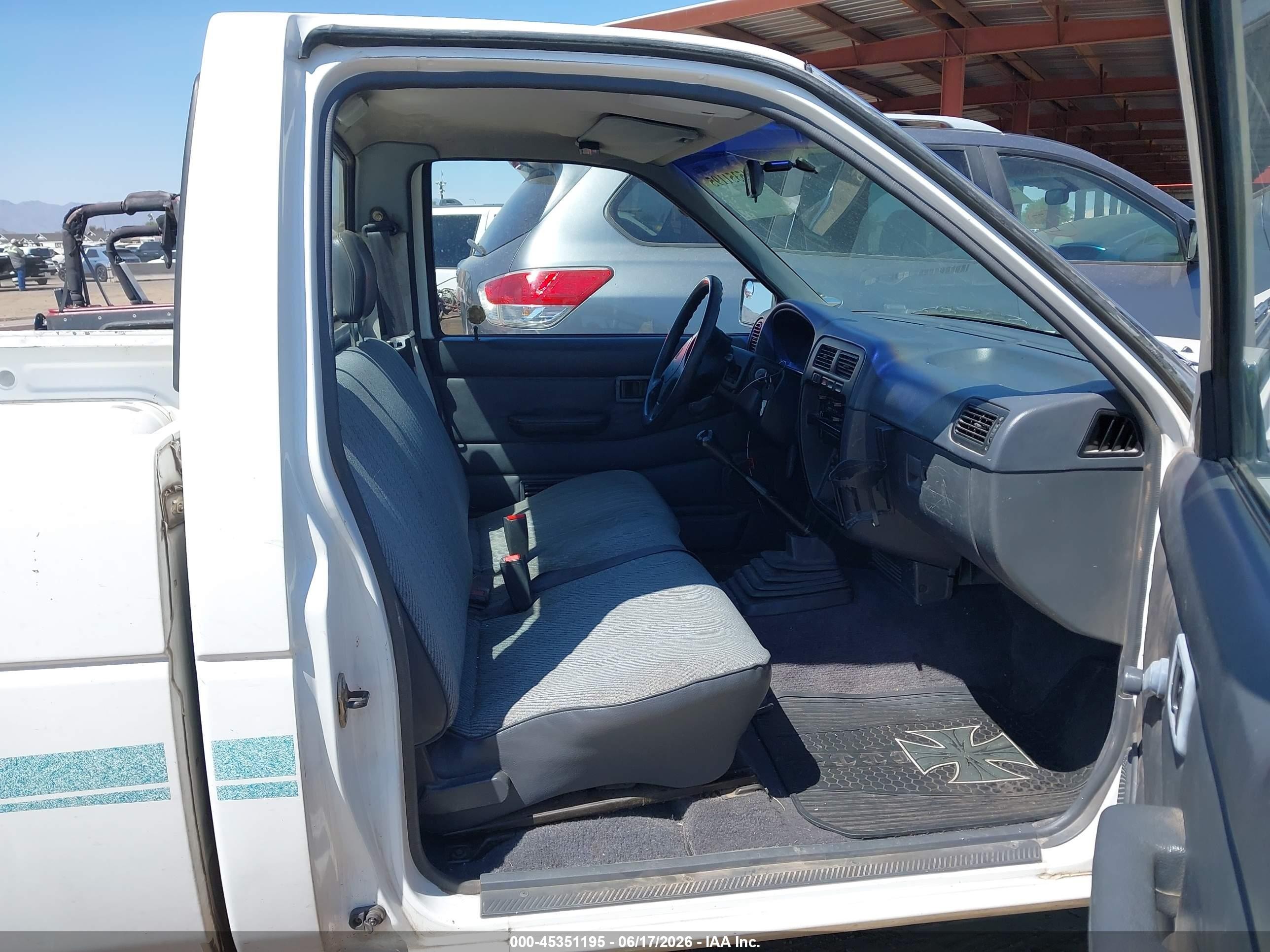 1995 Nissan Truck E/xe White vin: 1N6SD11SXSC367635