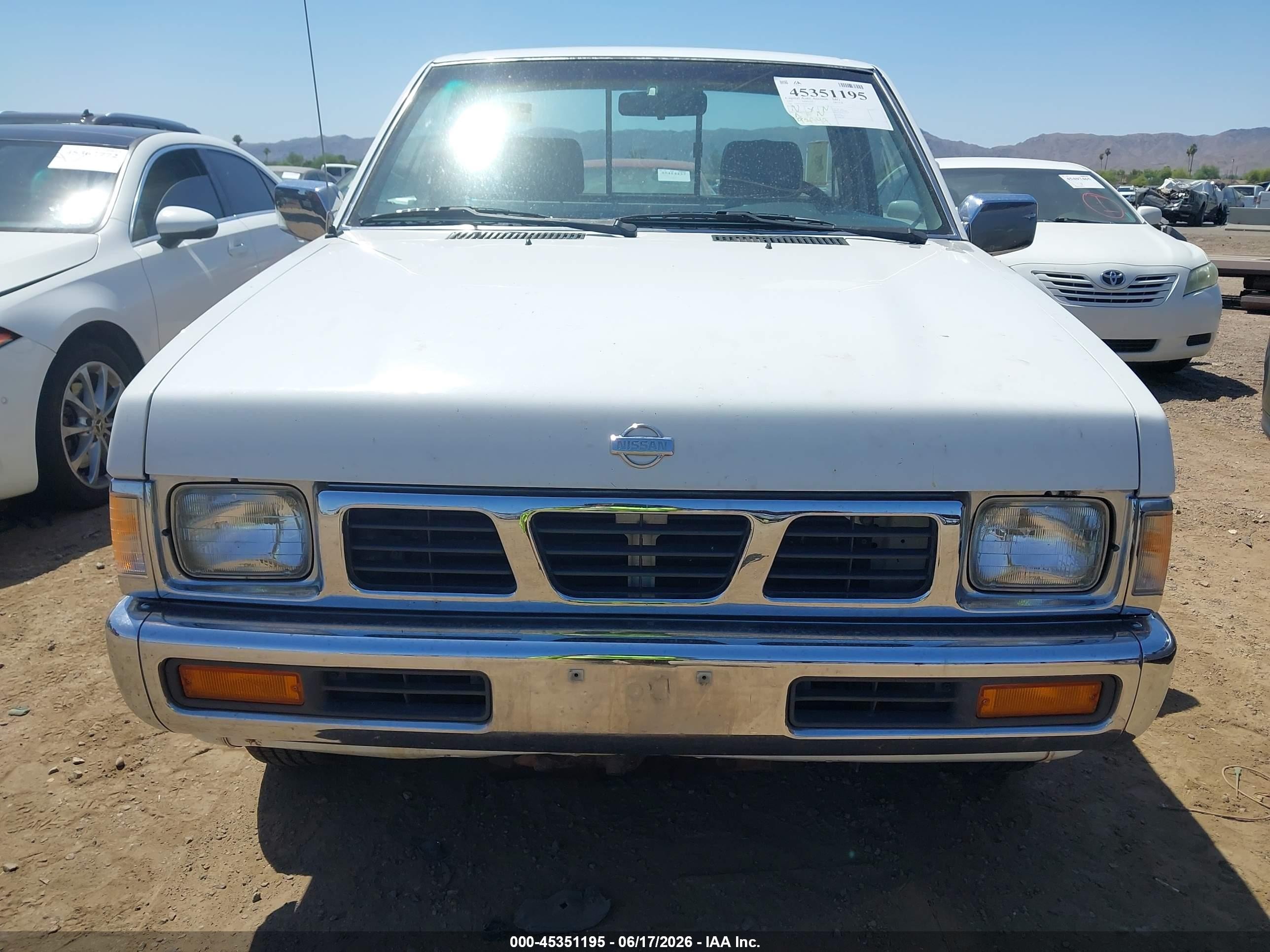 1995 Nissan Truck E/xe White vin: 1N6SD11SXSC367635