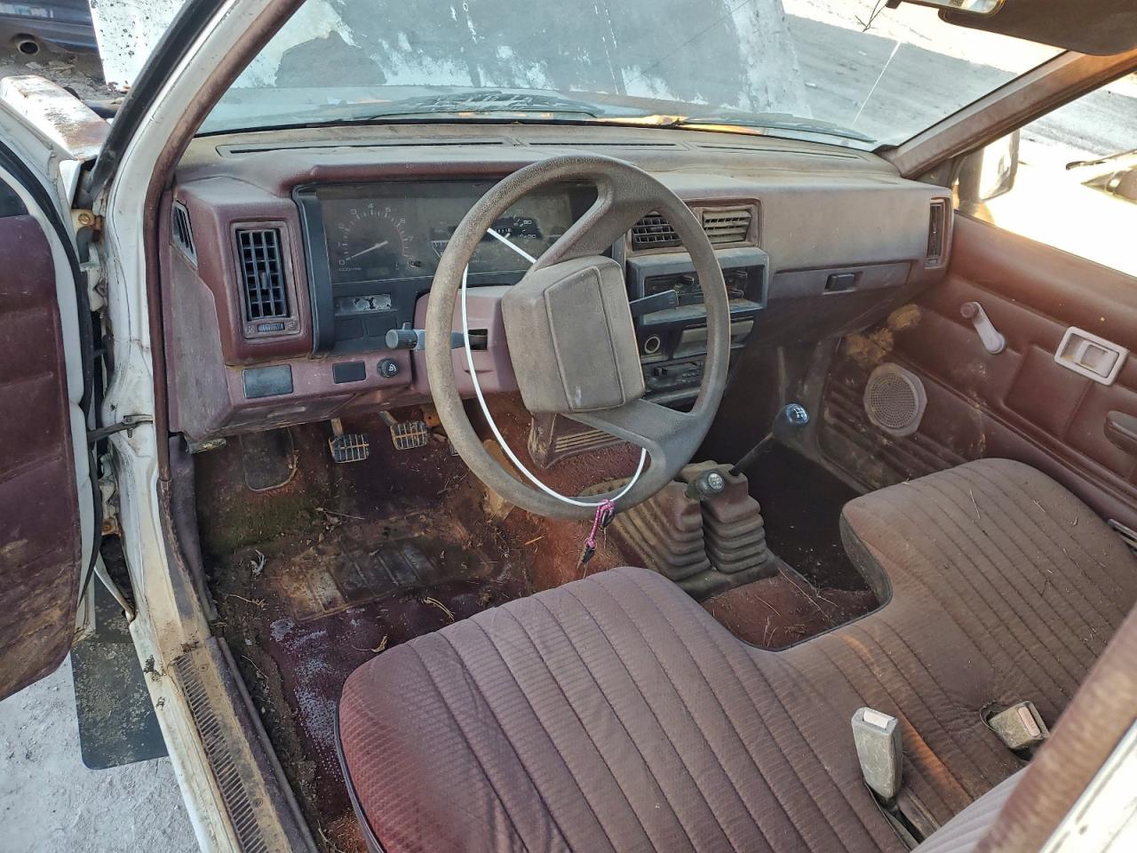 1990 Nissan D21 Short Bed White vin: 1N6SD11Y7LC314302