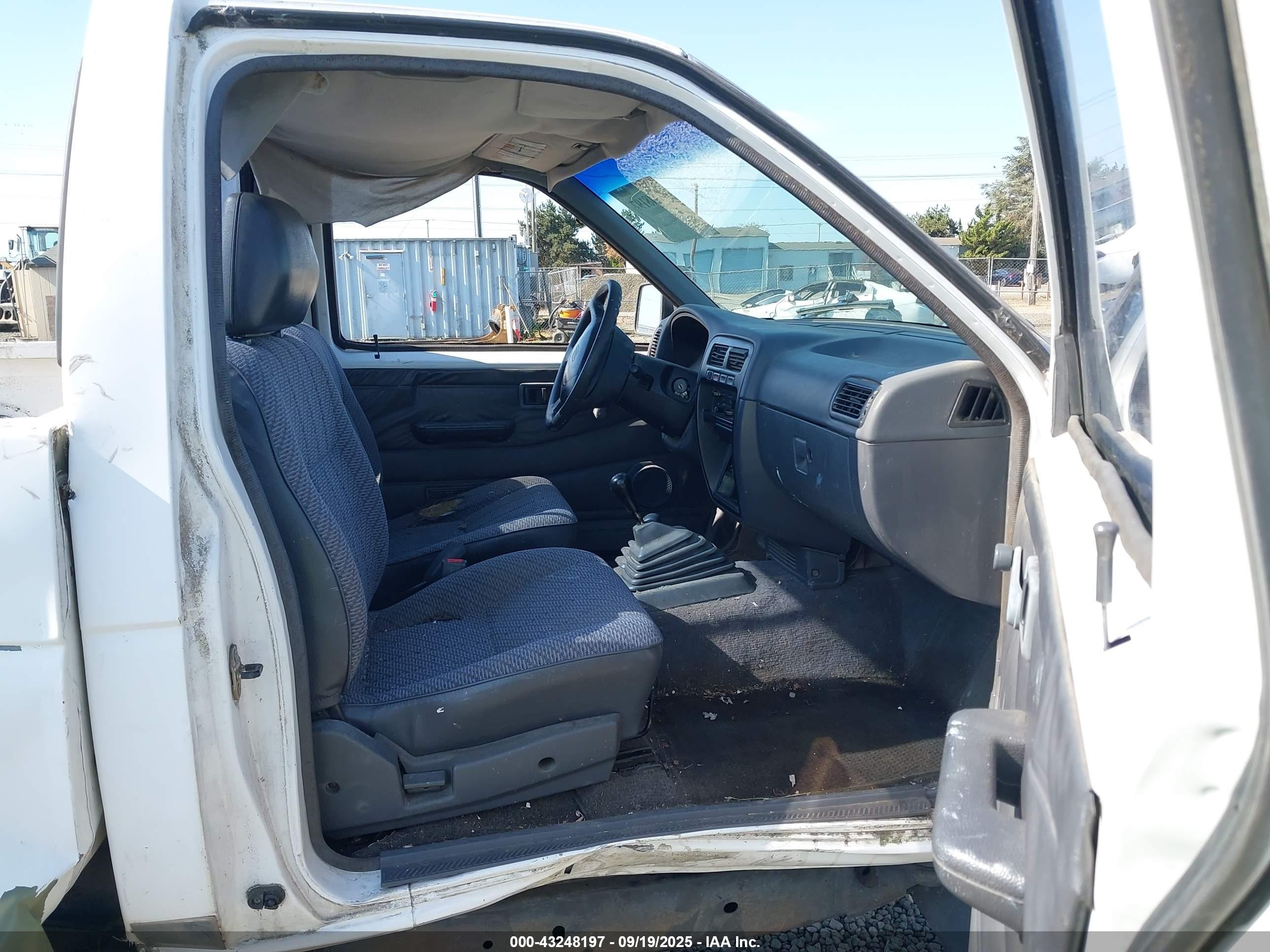 1996 Nissan Truck Xe White vin: 1N6SD11Y7TC357375