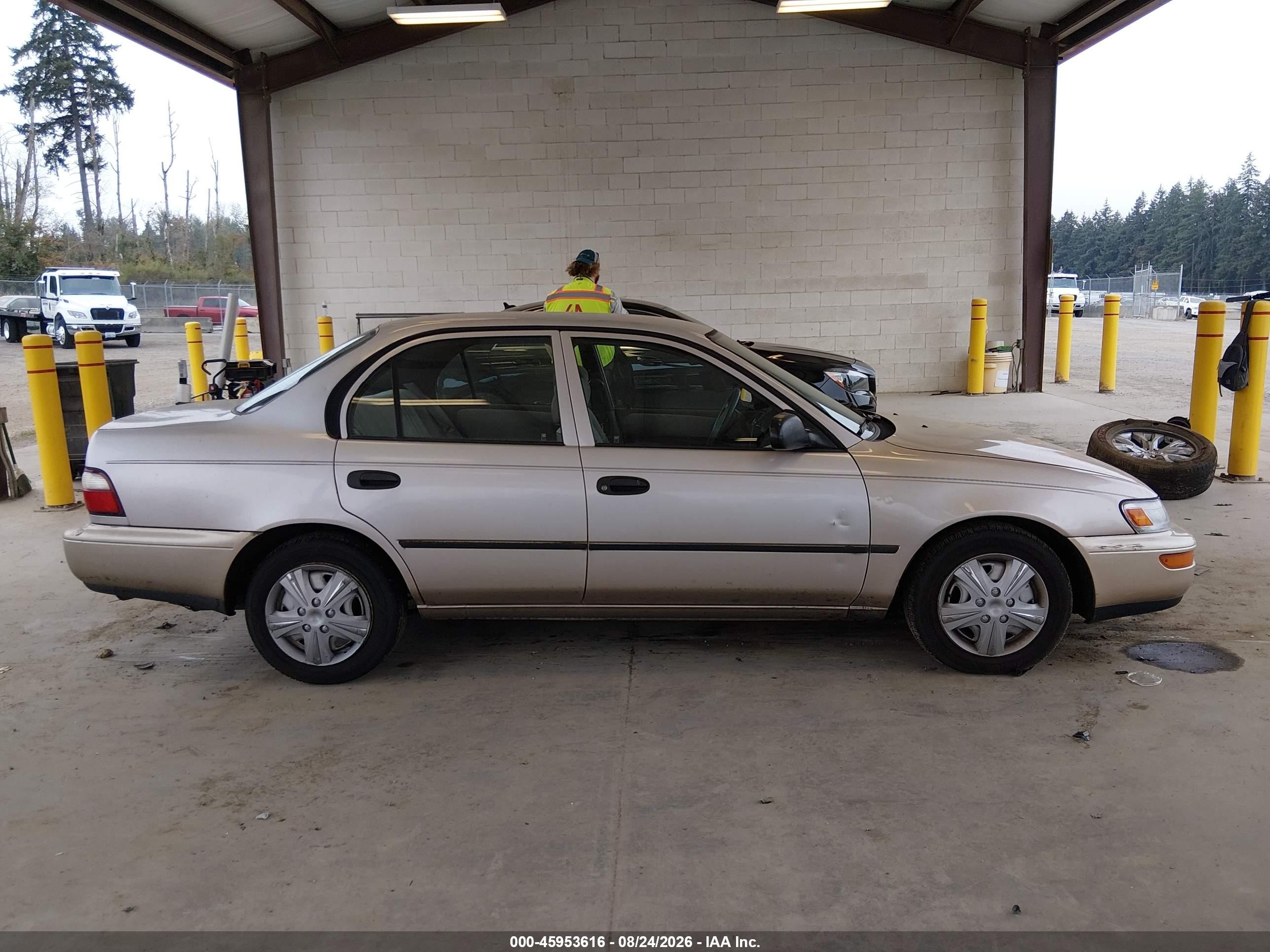 1997 Toyota Corolla Std Gold vin: 1NXBA02E3VZ637992