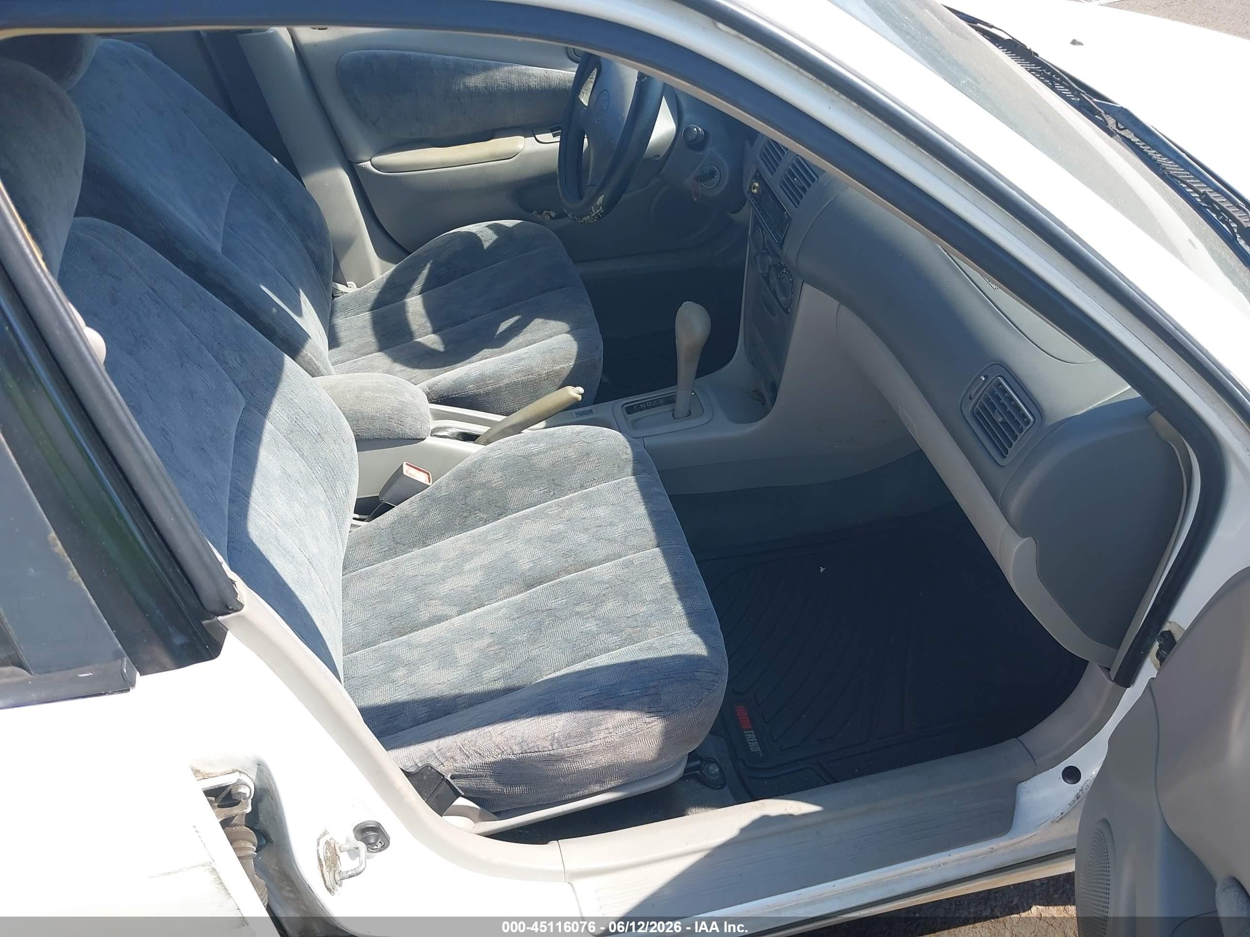 1998 Toyota Corolla Le White vin: 1NXBR12E2WZ065717