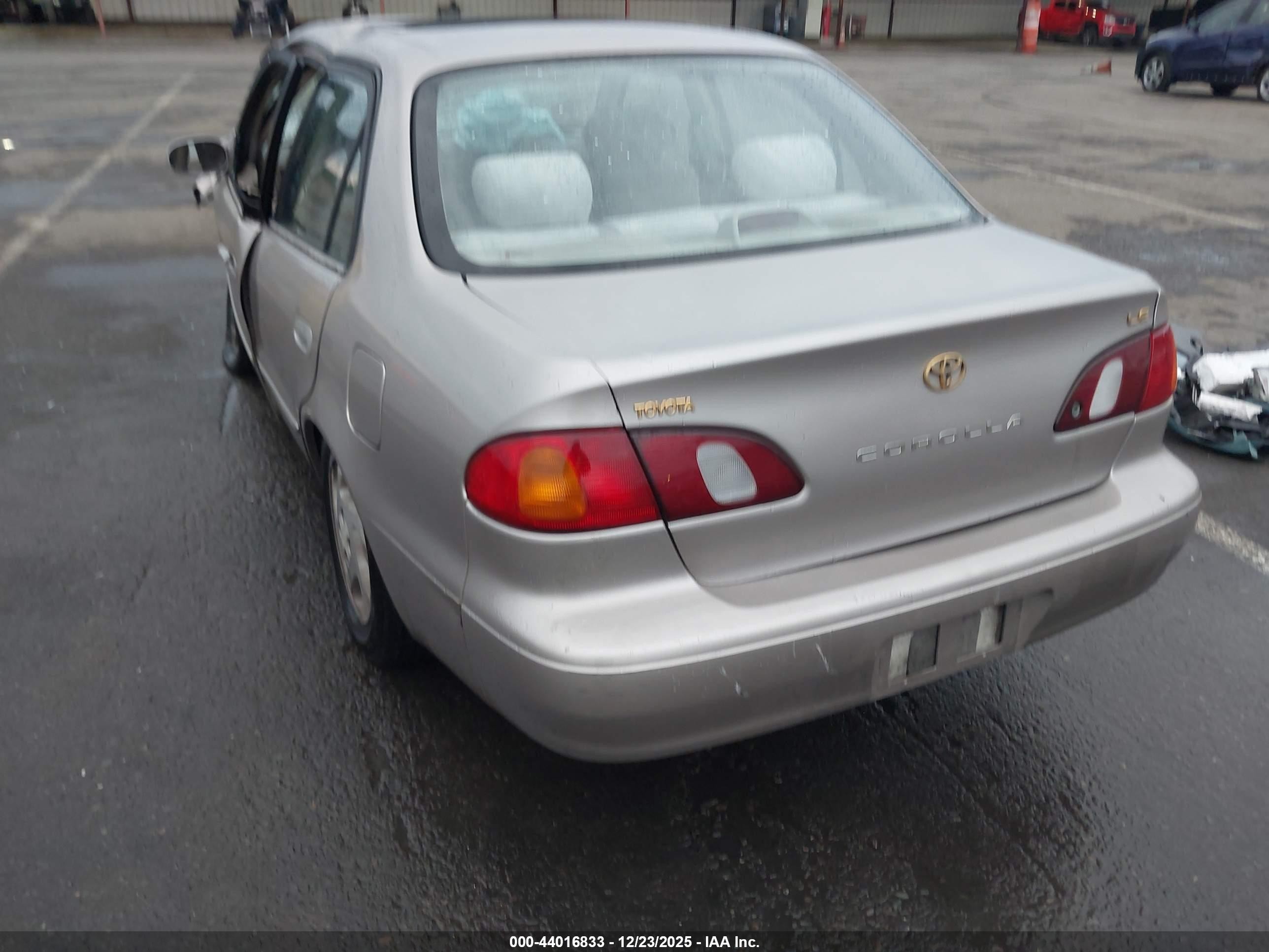 1998 Toyota Corolla Le Золотой vin: 1NXBR18EXWZ005336
