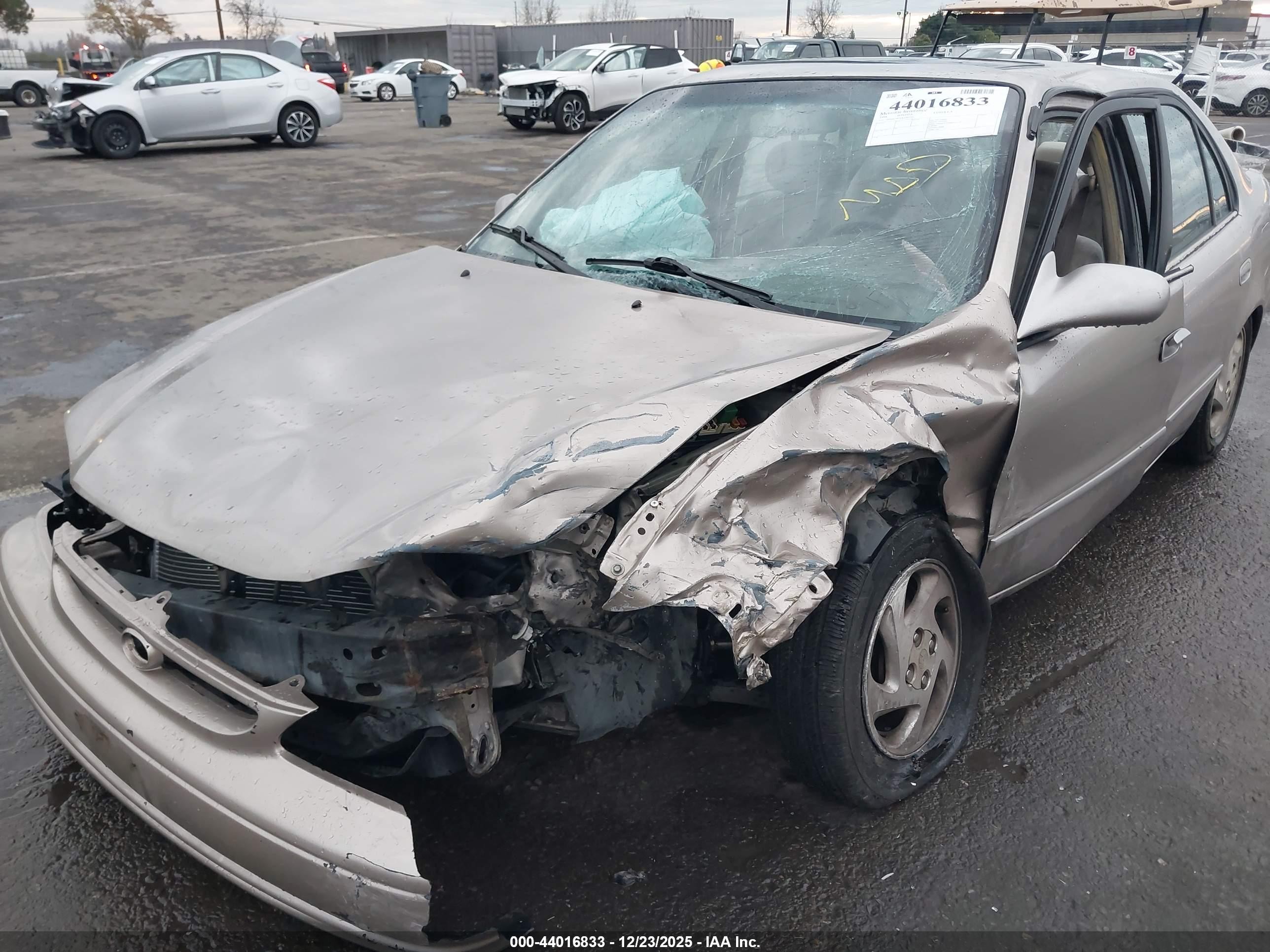 1998 Toyota Corolla Le Золотой vin: 1NXBR18EXWZ005336
