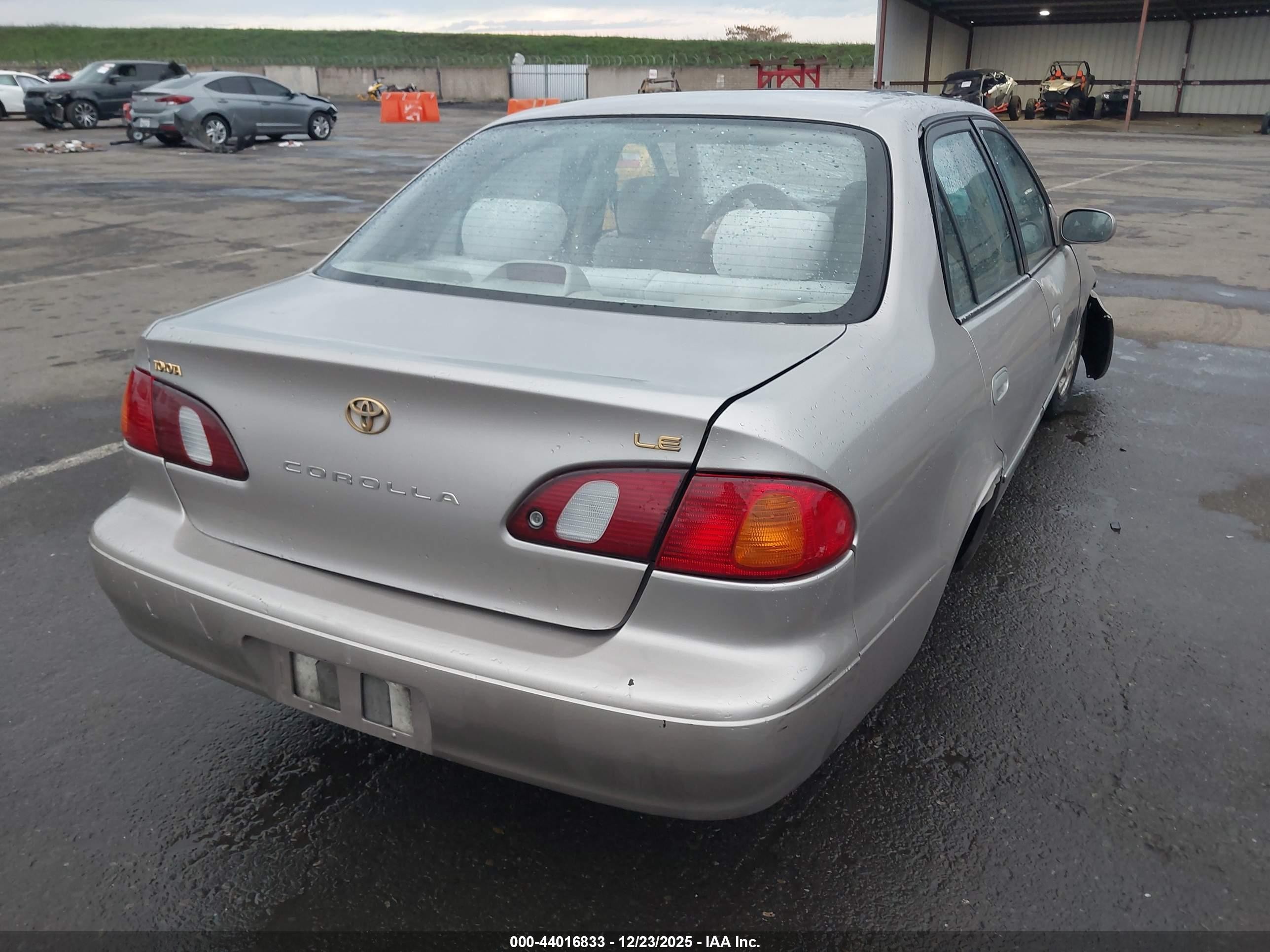 1998 Toyota Corolla Le Золотой vin: 1NXBR18EXWZ005336