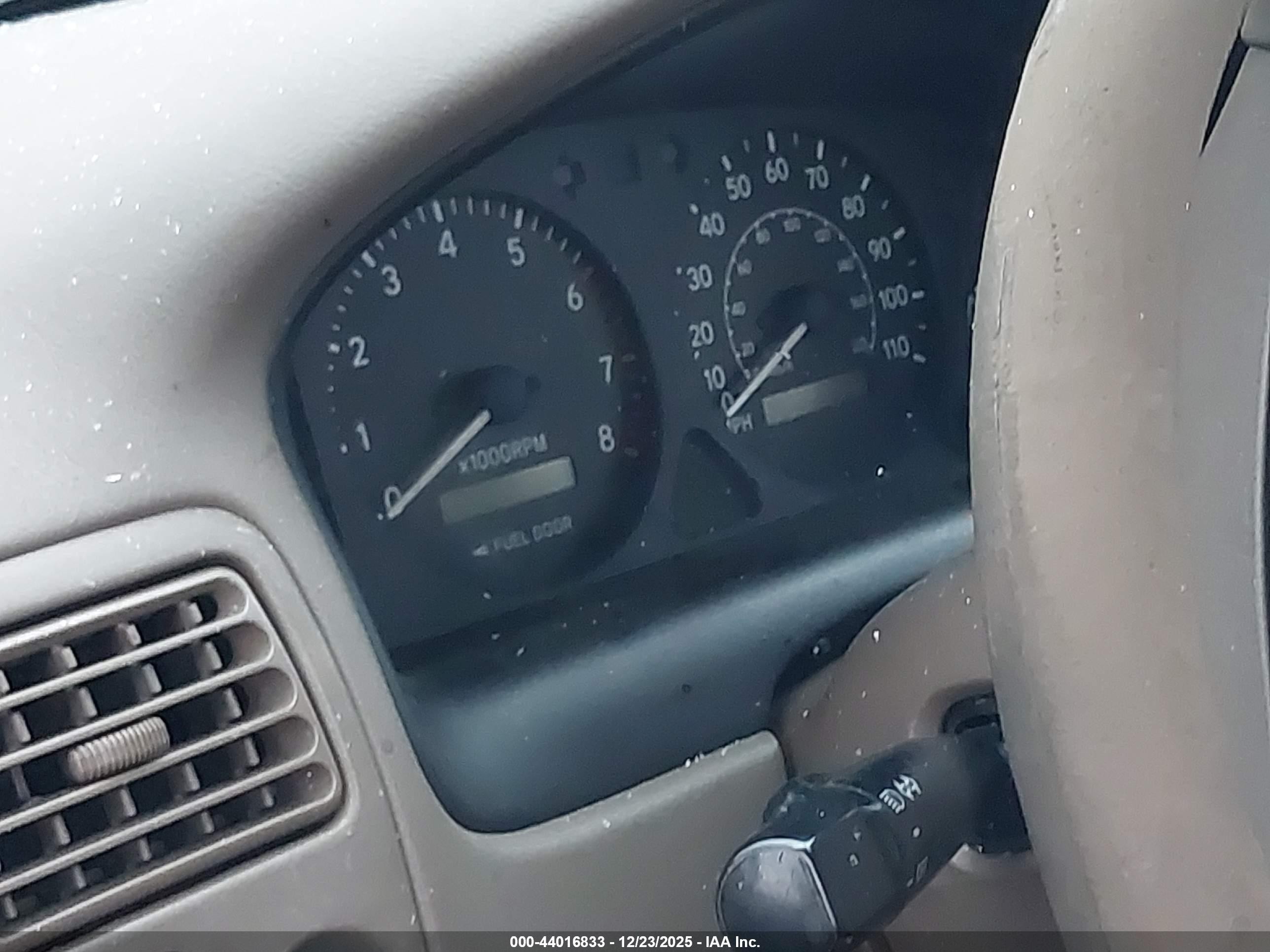1998 Toyota Corolla Le Золотой vin: 1NXBR18EXWZ005336