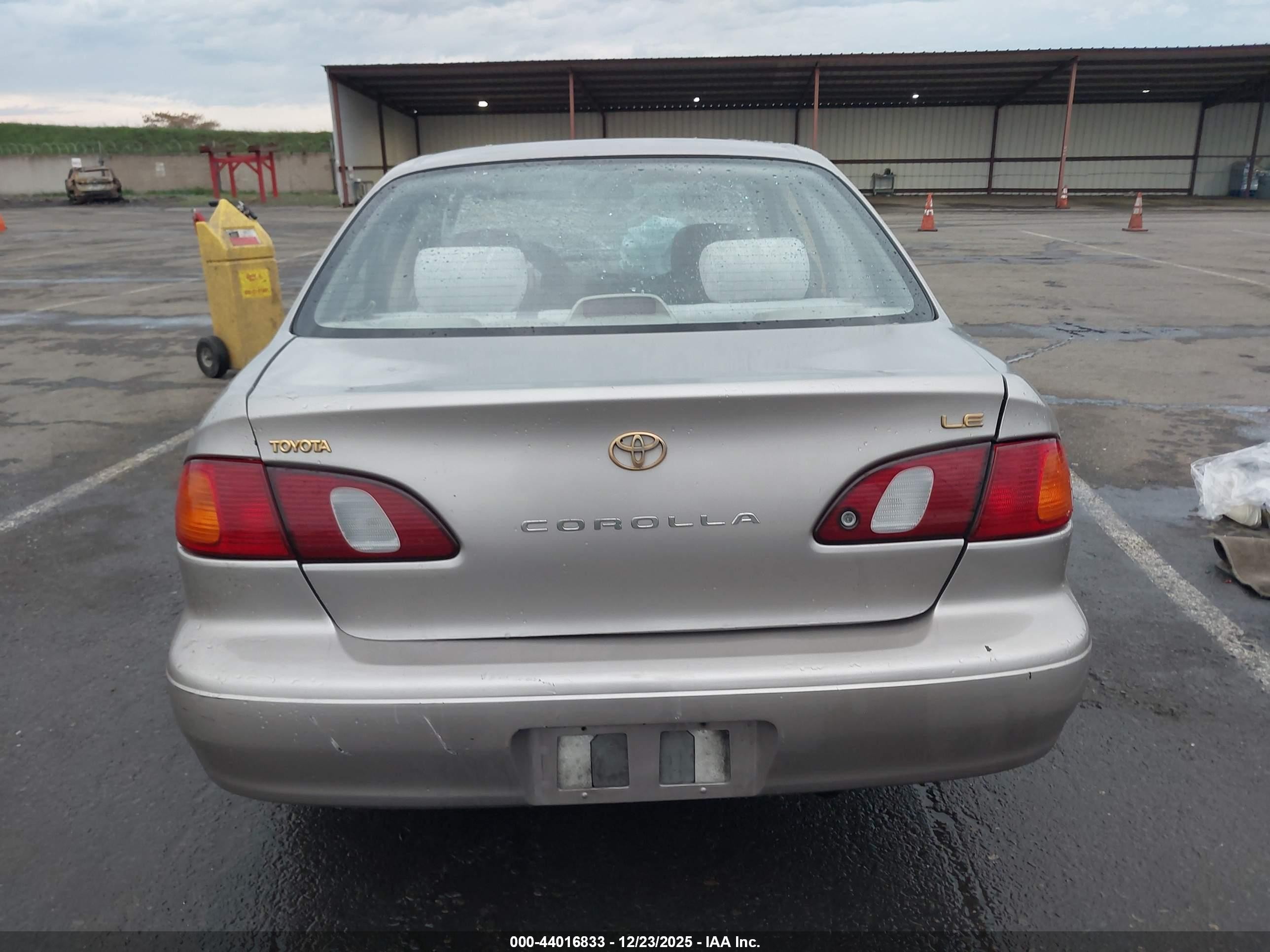 1998 Toyota Corolla Le Золотой vin: 1NXBR18EXWZ005336
