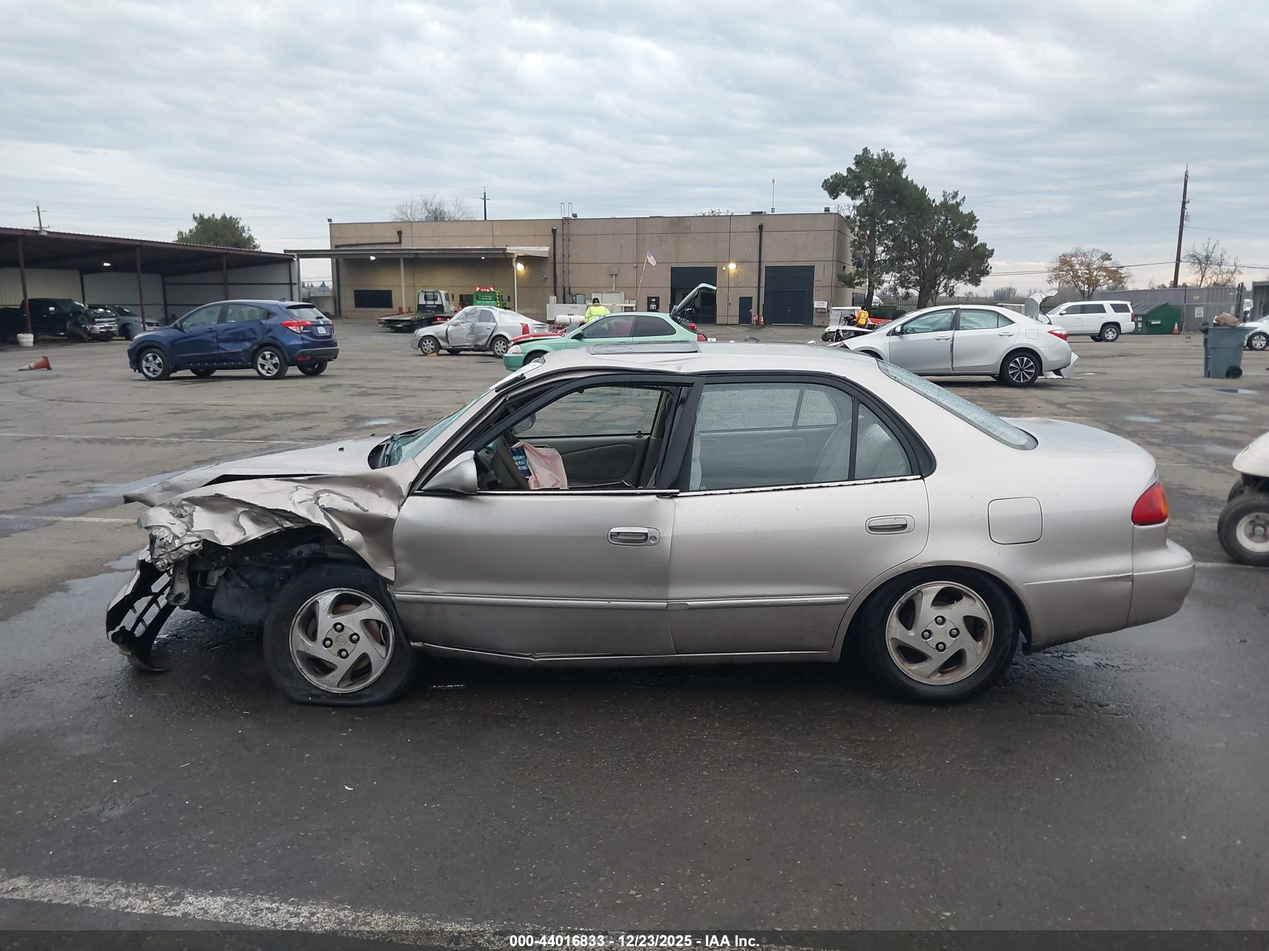 1998 Toyota Corolla Le Золотой vin: 1NXBR18EXWZ005336